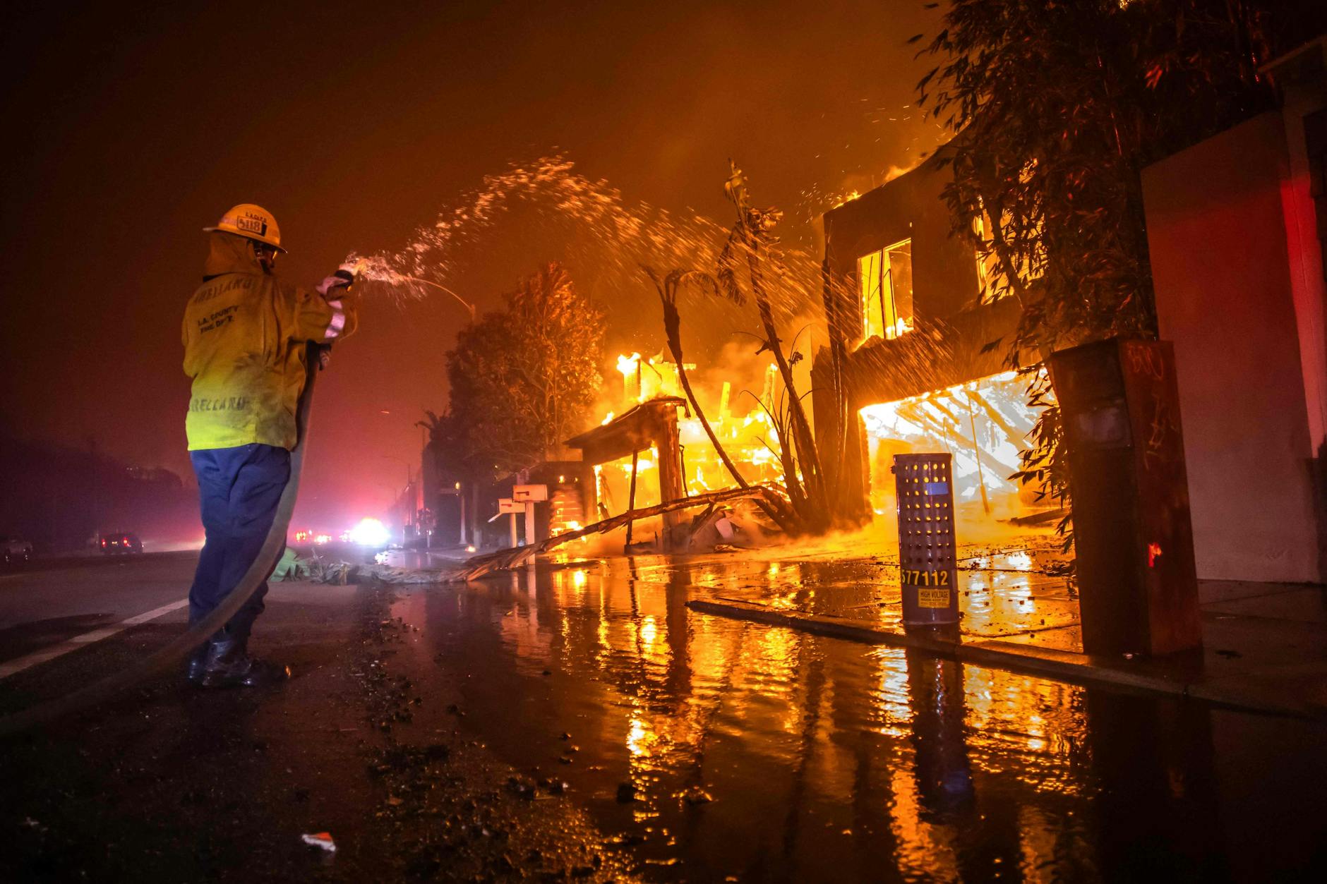 Die Feuerwehrleute haben kaum eine Chance gegen das Inferno.