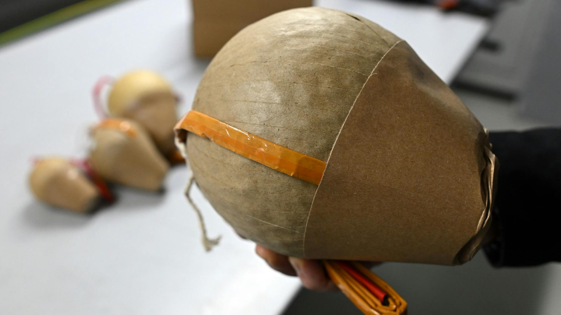 Kugelbomben gehören eigentlich in die Hände von professionellen Pyrotechnikern. Böller-Chaoten zünden sie aber am Boden.