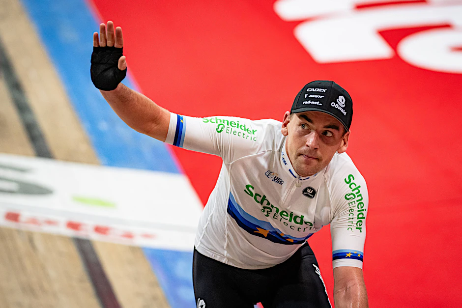 Theo Reinhardt übt schon mal das Winke-Winke für die Sixdays in Berlin.