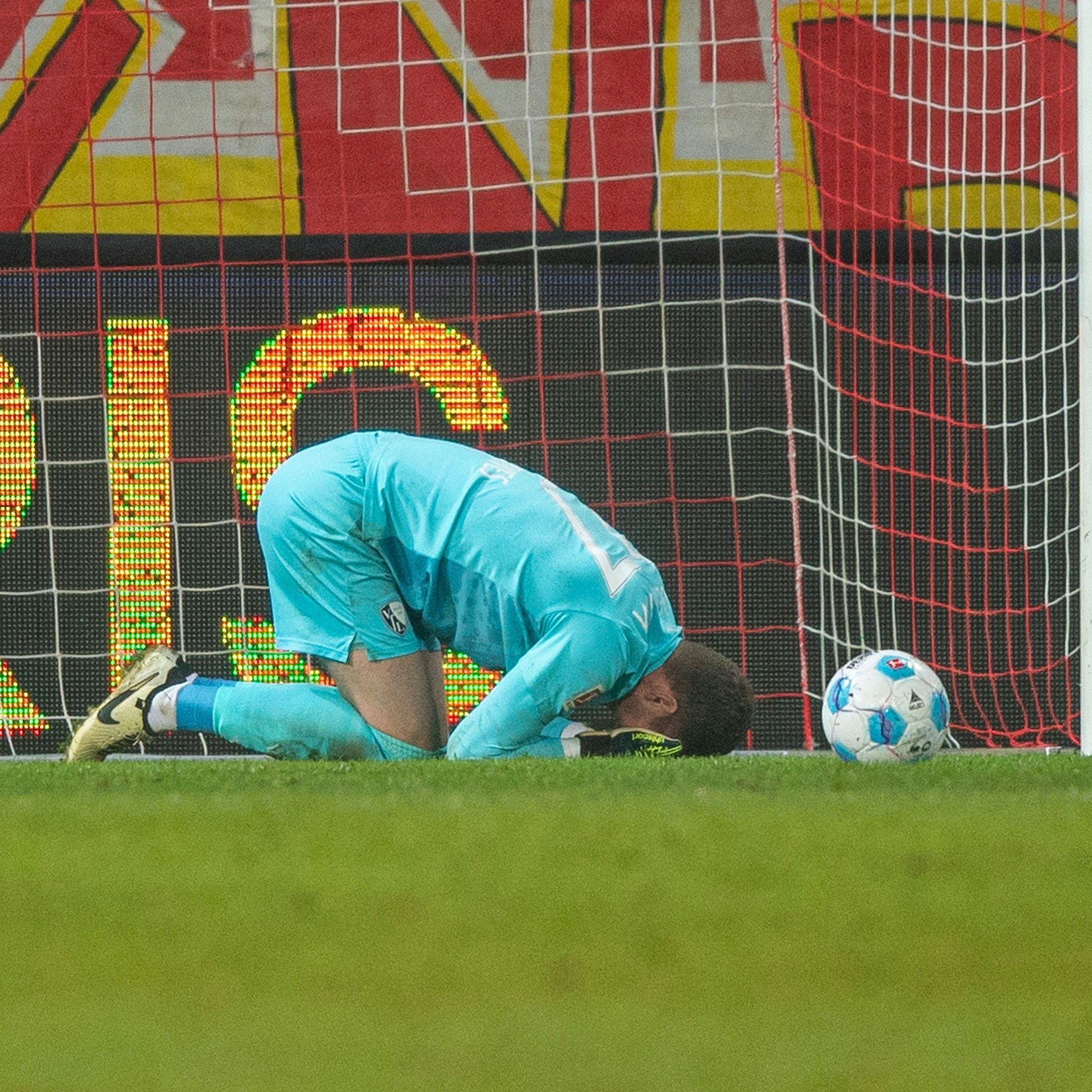 Bochums Keeper Patrick Drewes sackte erst ein paar Sekunden später nach dem Feuerzeugwurf zusammen und fasste sich an den Kopf.