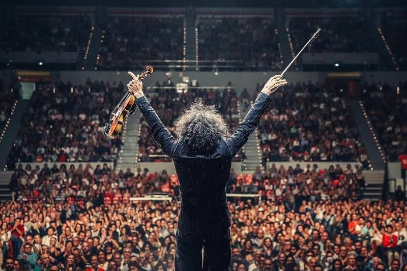 Auf seiner weltweiten „Intruso World Tour“ wird der Star-Geiger für seine einzigartigen Auftritte gefeiert und vom Publikum begeistert aufgenommen.