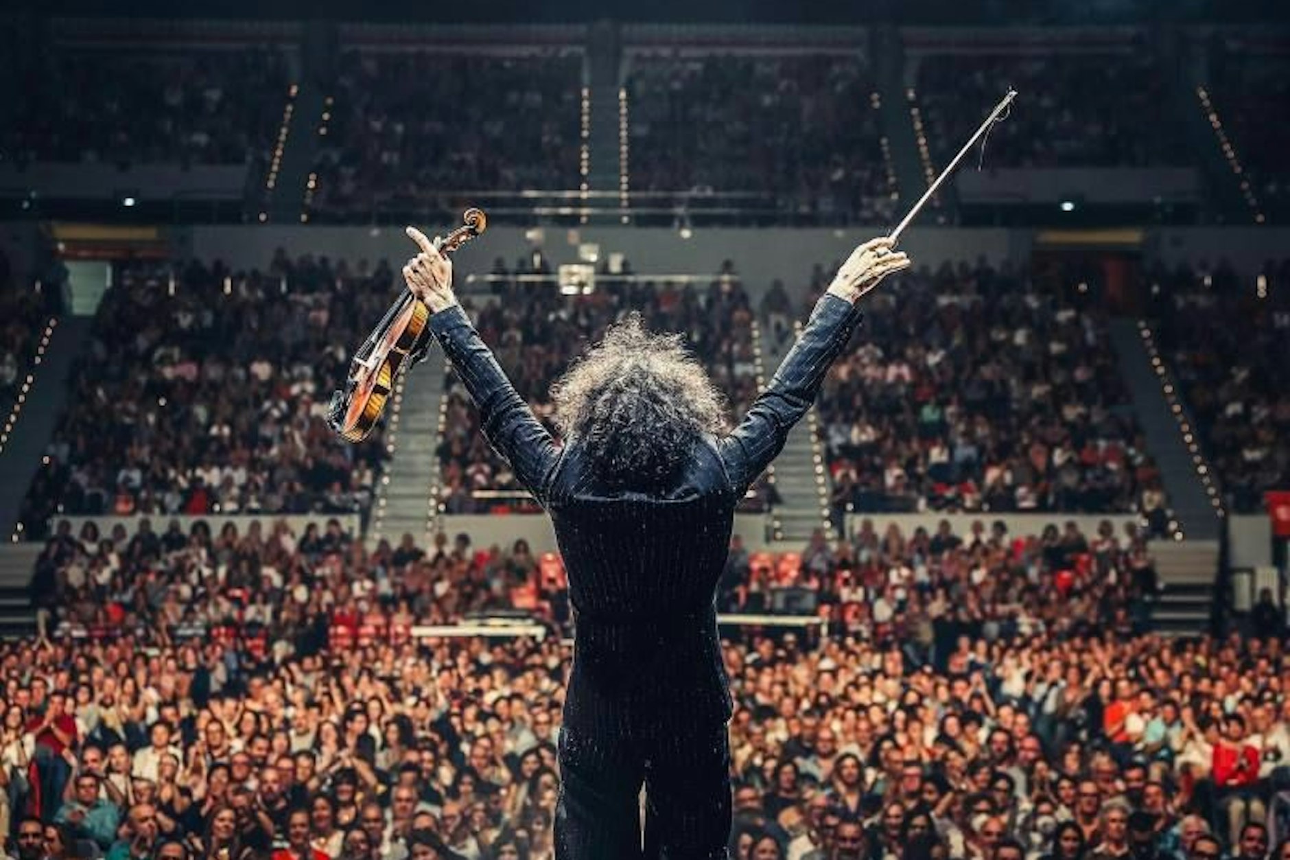 Auf seiner weltweiten „Intruso World Tour“ wird der Star-Geiger für seine einzigartigen Auftritte gefeiert und vom Publikum begeistert aufgenommen.