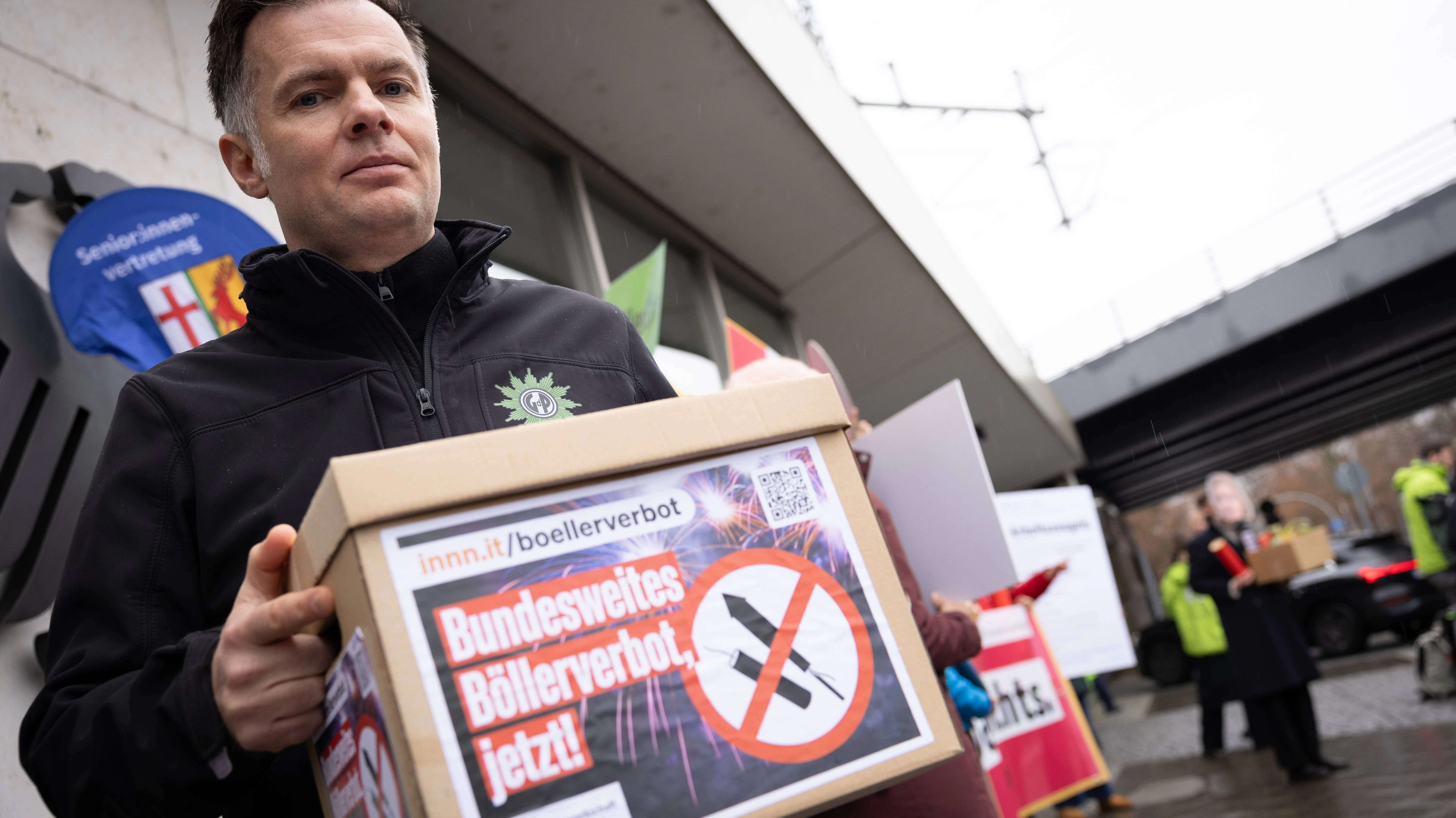 GdP-Landeschef Stephan Weh beim Sammeln der Unterschriften für ein bundesweites Böllerverbot.