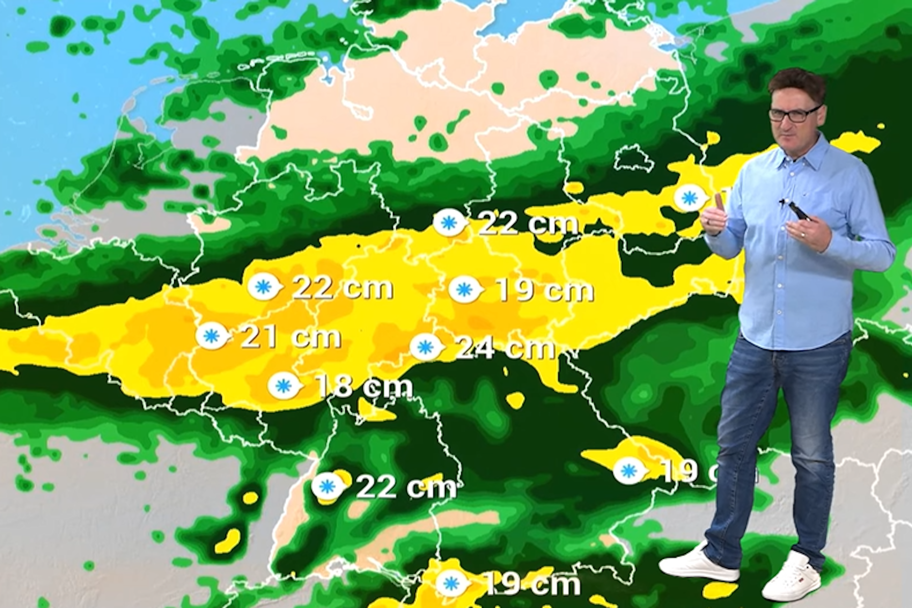 Wetter-Experte Dominik Jung zeigt die vorhergesagten Schneehöhen auf der Karte.