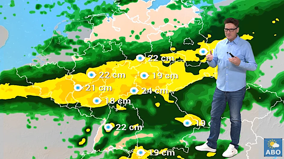 Wetter-Experte Dominik Jung zeigt die vorhergesagten Schneehöhen auf der Karte.