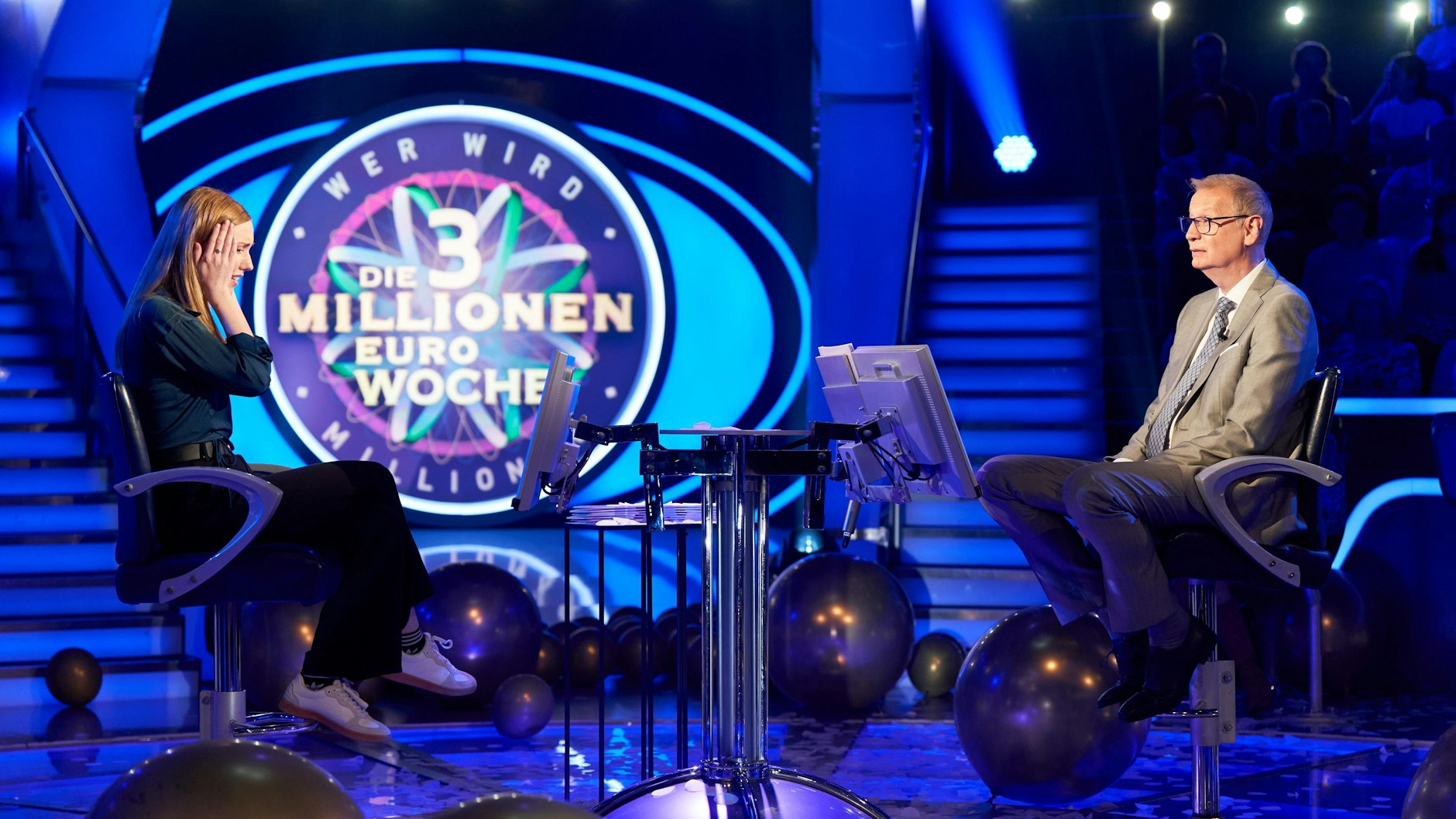 Moderator Günther Jauch und Kandidatin Laura Harbig im Studio von „Wer wird Millionär?“.