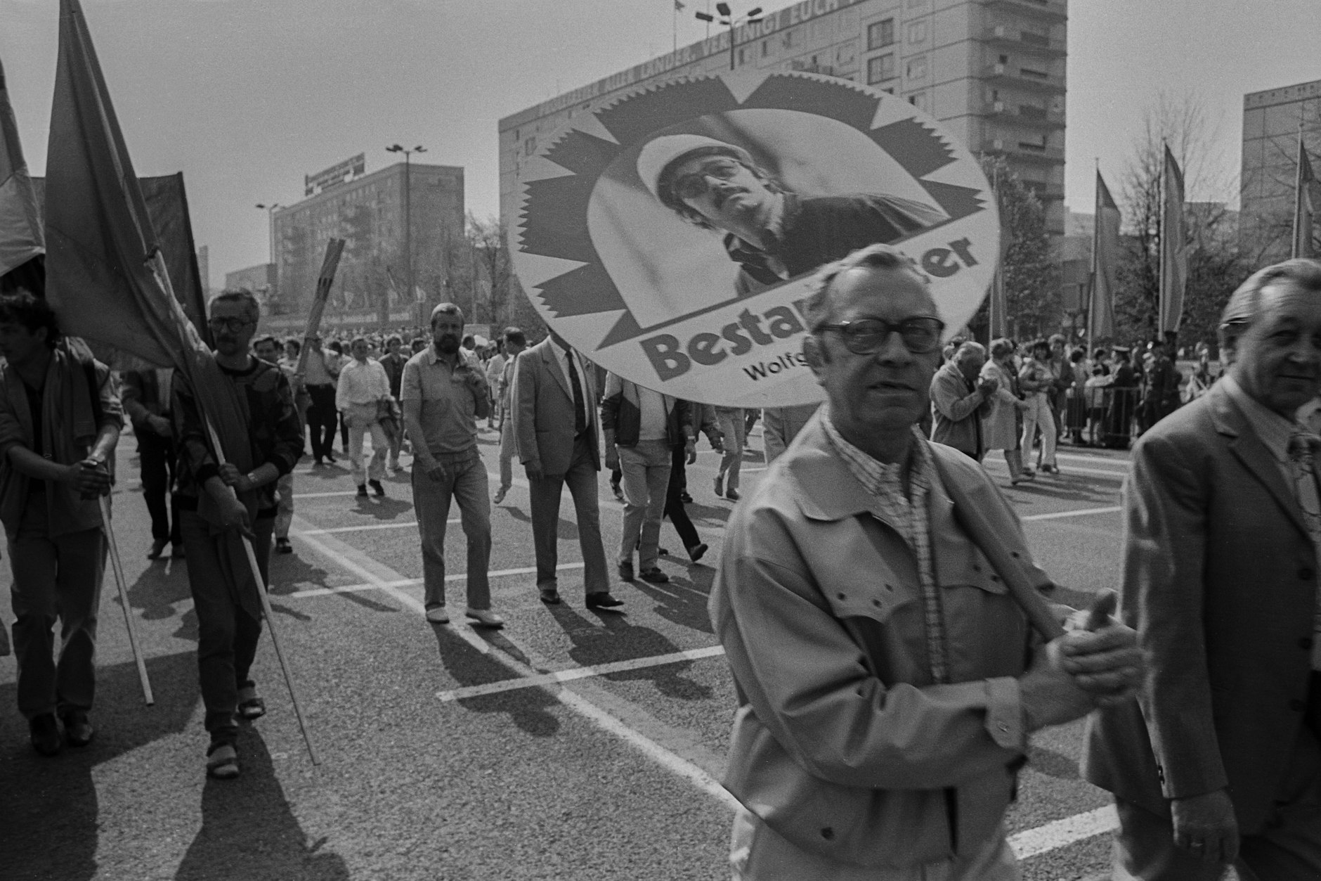 Werktätige zeigten auf der 1. Mai-Demonstration den Machthabern, wie gerne sie arbeiteten, wenn es sein muss, auch etwas mehr.&nbsp; Fünf Feiertage wurden 1967 im SED-Staat abgeschafft. Der 1. Mai blieb natürlich – statt gearbeitet, wurde demonstriert.
