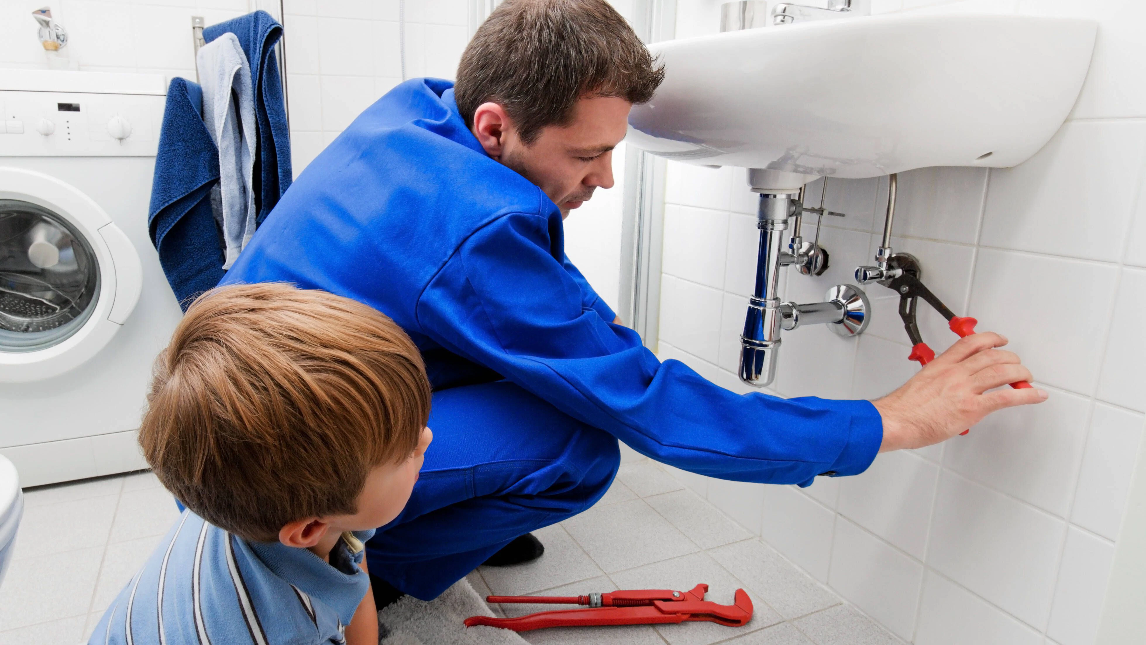 Für Kinder ist Handwerker-Besuch aufregend. Aber bitte fragen, ob sie bei den Arbeiten zuschauen dürfen.