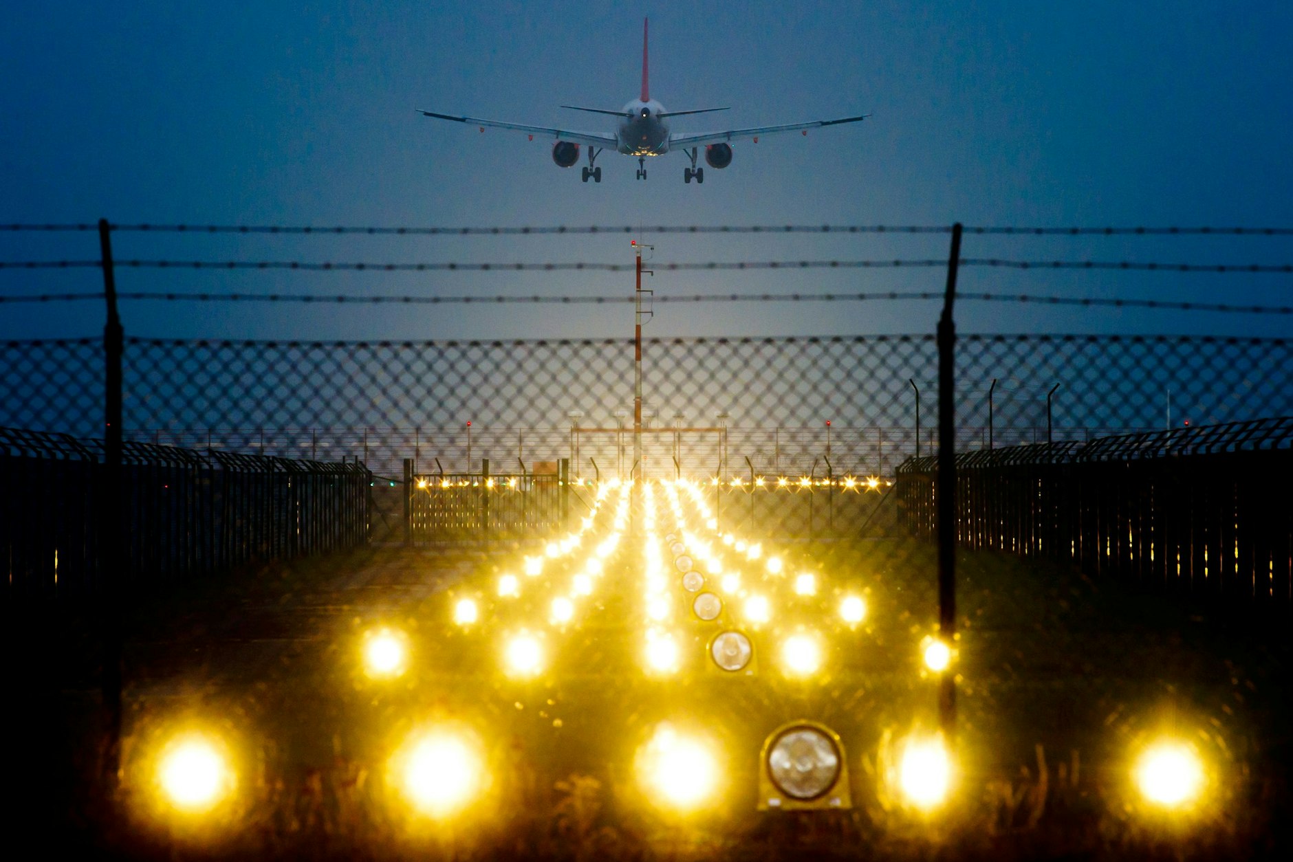 Ein Passagierflugzeug im Landeanflug: Eine erste Rückführung scheiterte an der Weigerung des Piloten.