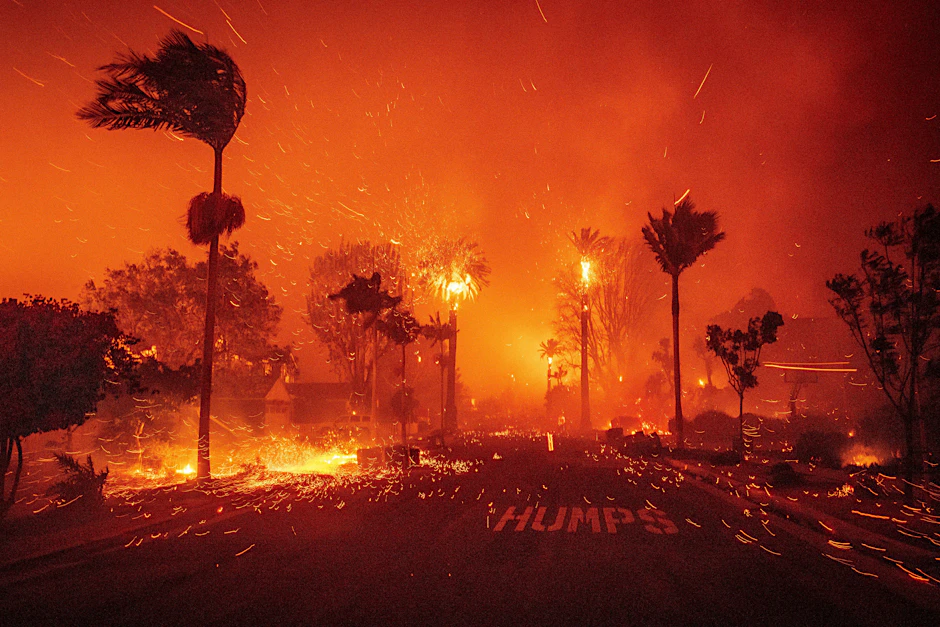 Das Feuer wütet inmitten starker Winde im Stadtteil Pacific Palisades von Los Angeles. 