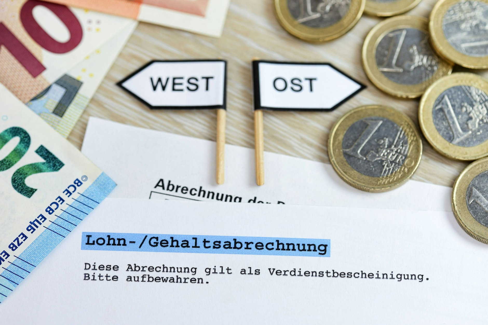 Die Schere zwischen West- und Ostdeutschland bei den Gehältern ist auch 2024 noch sehr groß.