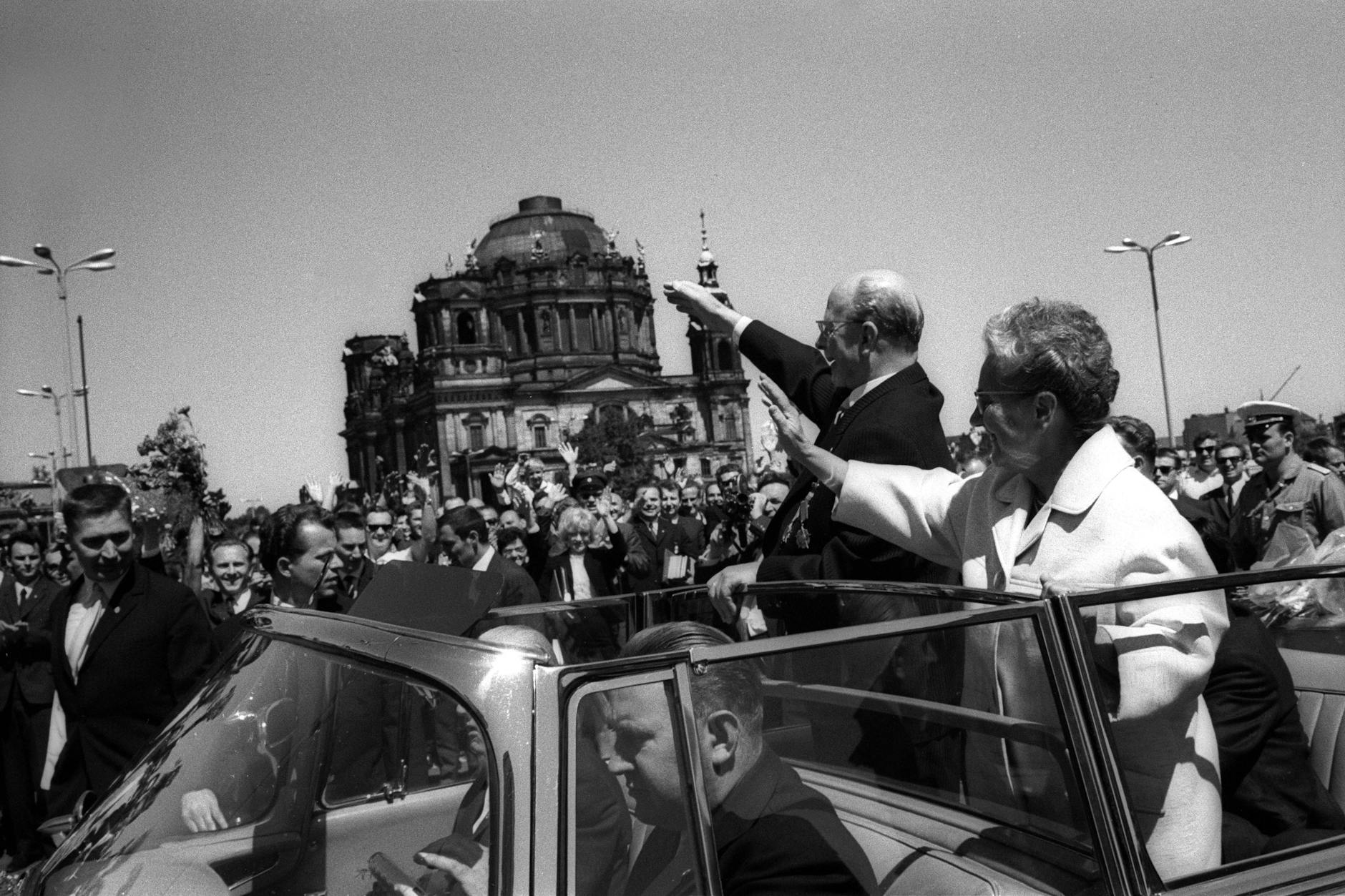 Walter Ulbricht fährt an seinem Geburtstag am 30. Juni 1968 mit Ehefrau Lotte Ulbricht durch Ost-Berlin und lässt sich feiern.