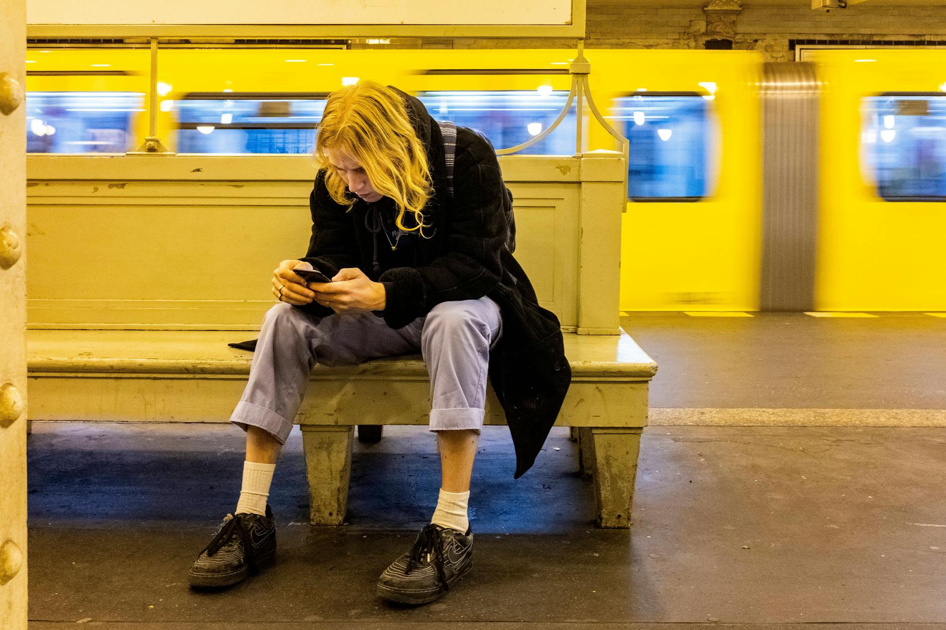 Klappt es diesmal? Ein Fahrgast konsultiert in einem Berliner U-Bahnhof sein Mobiltelefon.