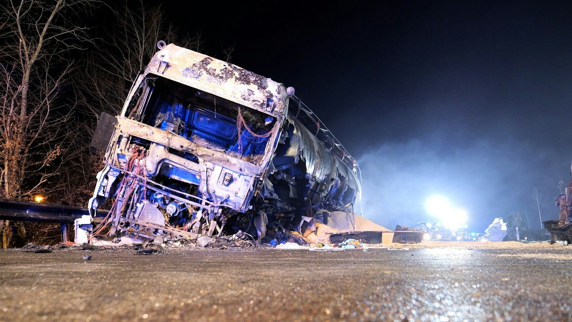 Nach einem Unfall ist das Fahrerhaus eines Lkw vollkommen ausgebrannt. Bei dem schweren Verkehrsunfall in Friesoythe (Niedersachsen) sind mehrere Menschen ums Leben gekommen.