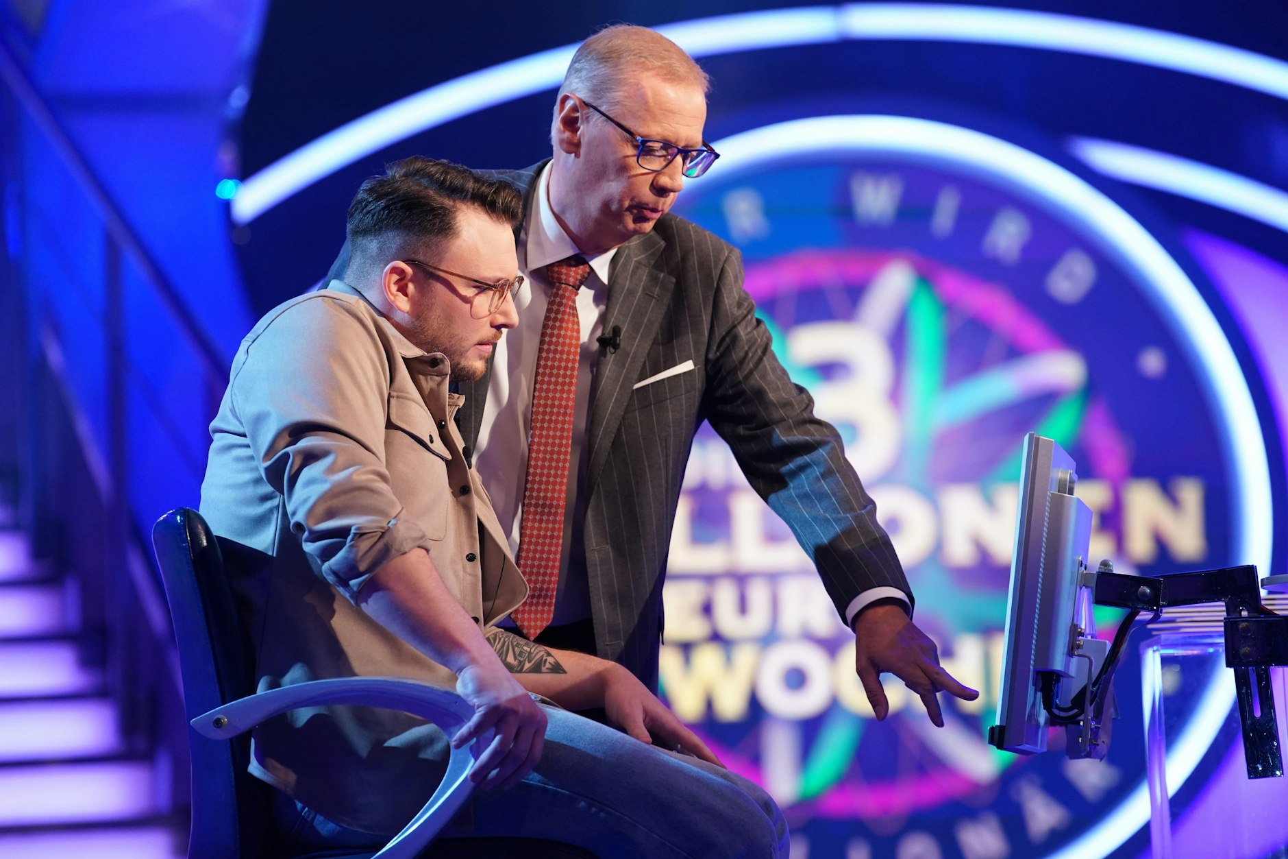 Kandidat Jonas Kloke hat es bei „Wer wird Millionär?“ richtig schwer. Im Scheinwerferlicht und an der Seite von Moderator Günther Jauch bekommen viele das berühmte Brett vorm Kopf.