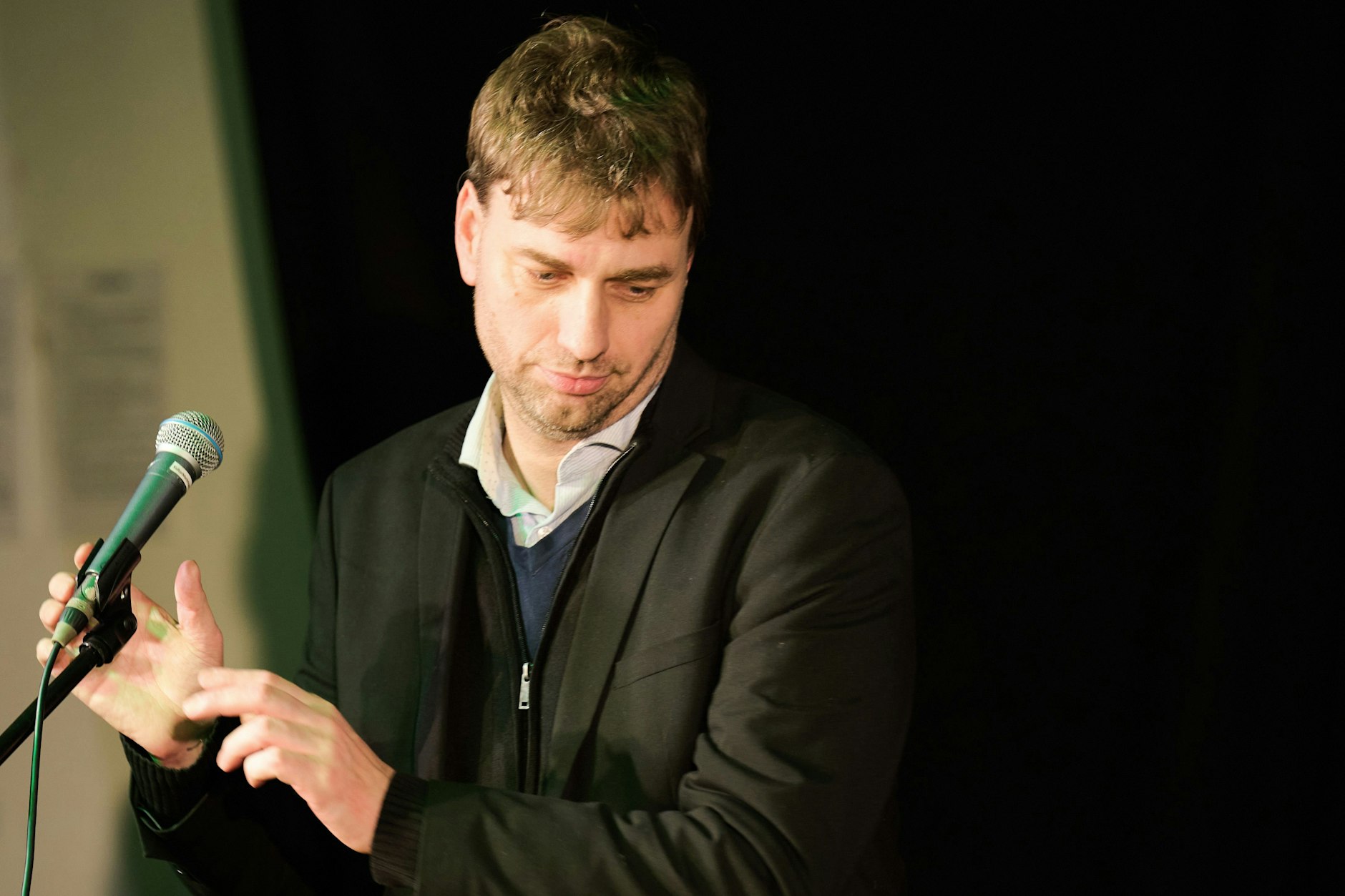 Der Bundestagsabgeordnete Stefan Gelbhaar (Bündnis 90/Die Grünen) reagiert auf seine ausgebliebene Wiederwahl als Direktkandidat: Als er nach dem ersten Wahlgang weit zurückliegt, zieht er seine Bewerbung zurück.