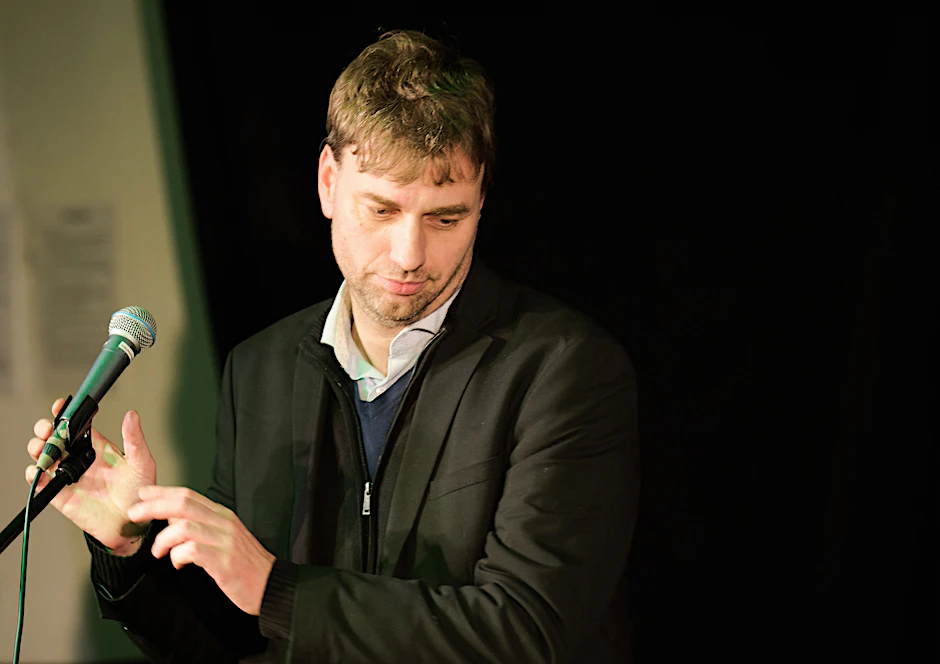 Der Bundestagsabgeordnete Stefan Gelbhaar (Bündnis 90/Die Grünen) reagiert auf seine ausgebliebene Wiederwahl als Direktkandidat: Als er nach dem ersten Wahlgang weit zurückliegt, zieht er seine Bewerbung zurück.
