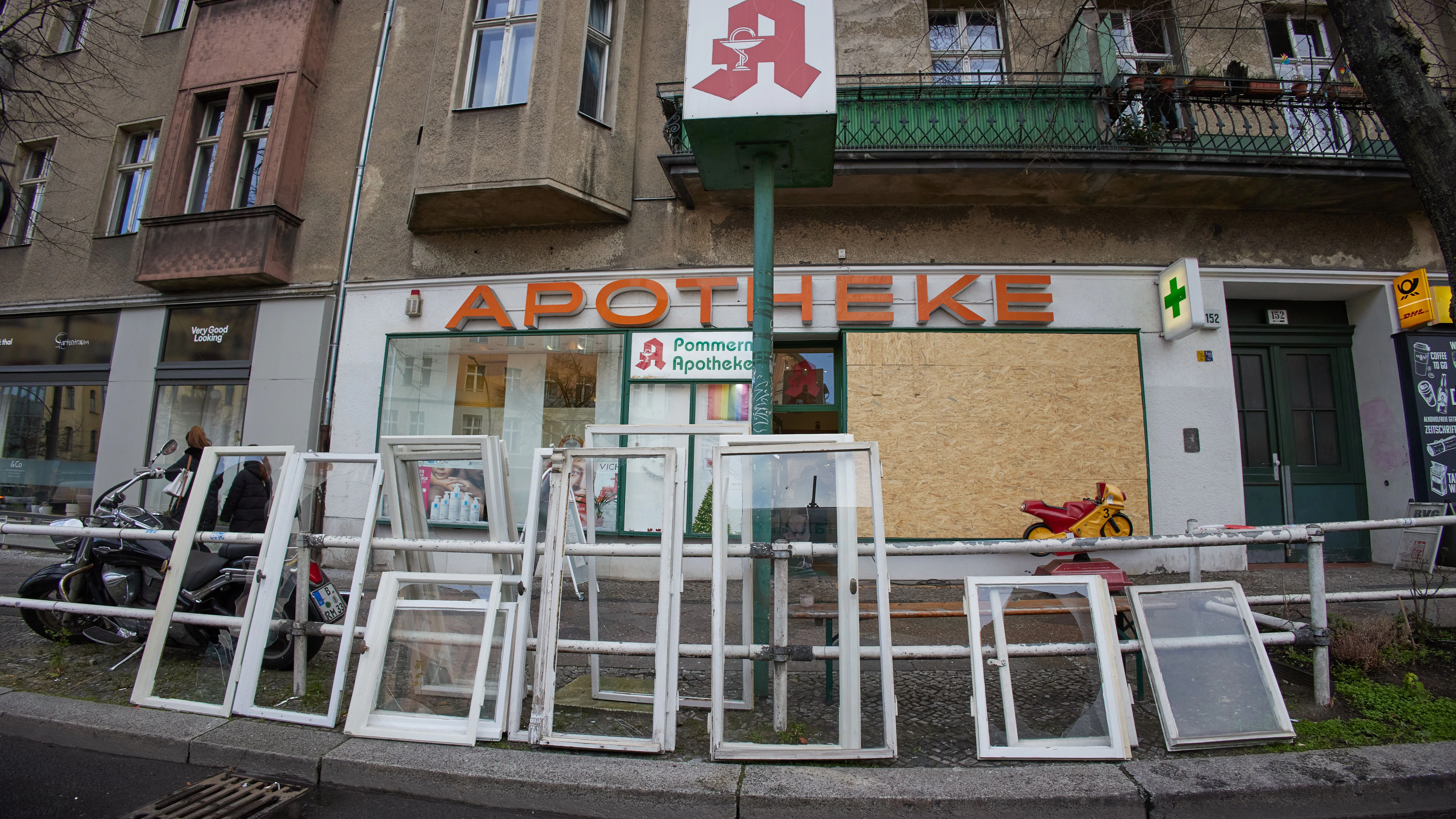 Durch die Explosion einer Kugelbombe gingen in der Silvesternacht die Scheiben einer Apotheke und zahlreicher umliegender Geschäfte und Wohnungen zu Bruch.