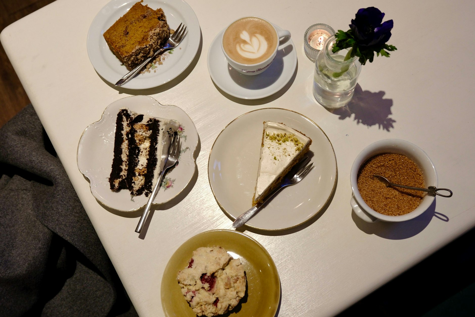 Yummy: Carrot Cake, Kürbis-Peka-Kuchen, Himbeer-Scone, Schoko-Tahin-Halva-Torte.