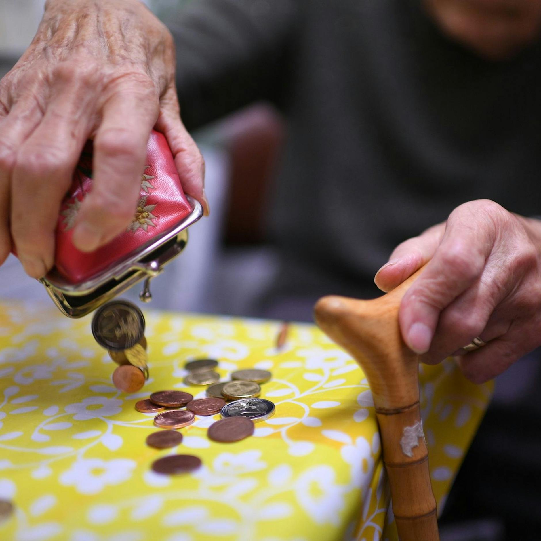 Rente wird zum Pulverfass: Wer jetzt nicht aufpasst, zahlt drauf!