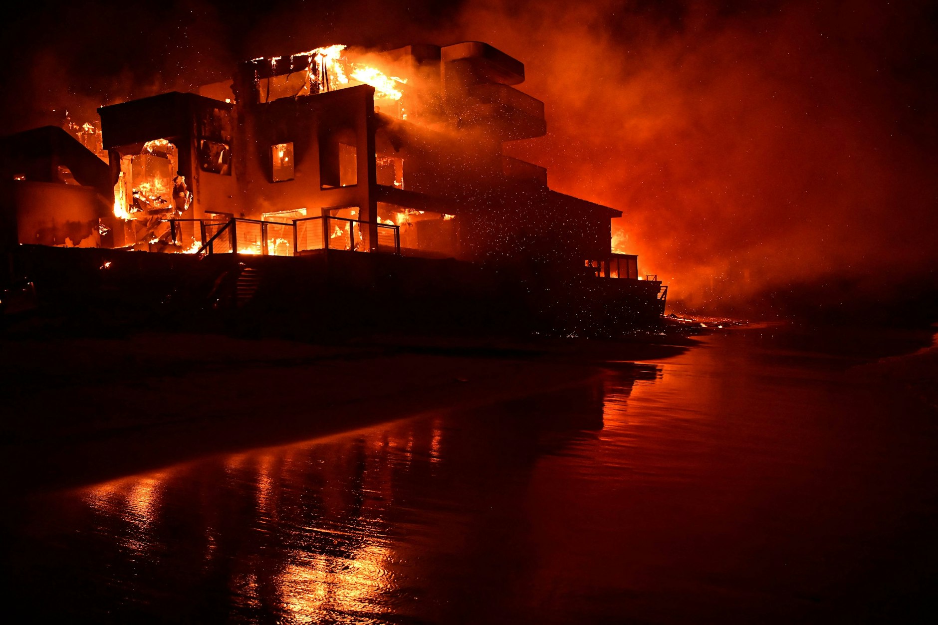 In Strandhaus steht komplett in Flammen.