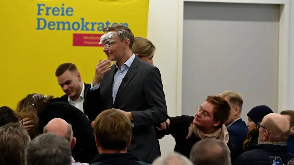 Christian Lindner probiert die Torte.