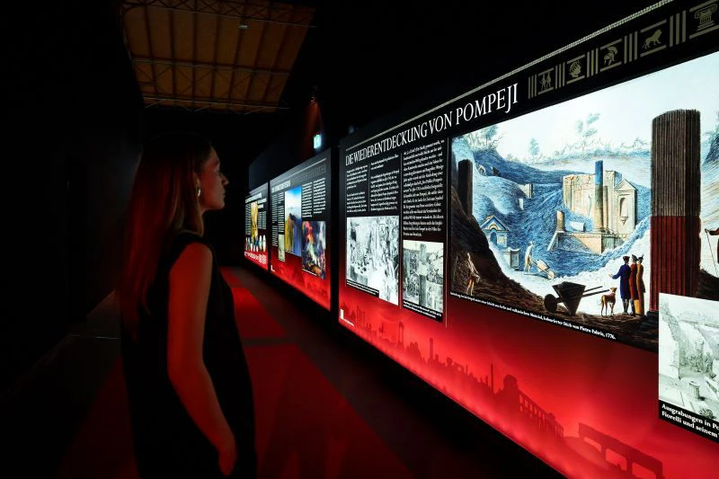 Schautafeln geben einen ersten Einblick und spannende Informationen in das Geschehen in Pompeji.