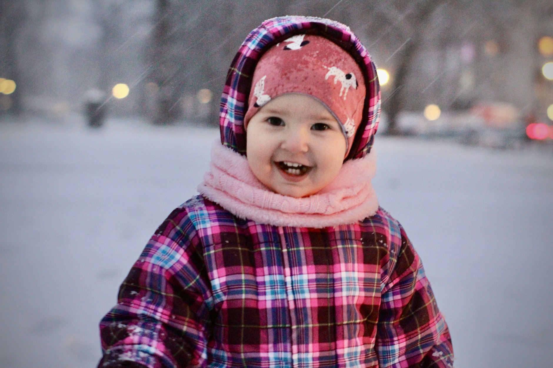 Die kleine Berlinerin Alicia und ihr Papa Michael genießen den Schnee, Alicia quietscht vor Freude!