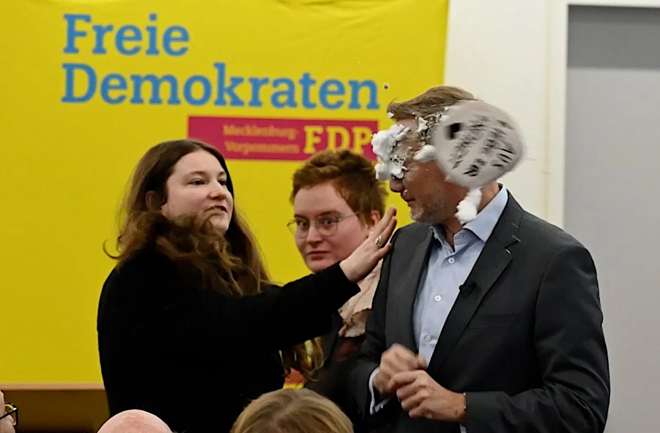 Der Moment, in dem die Torte fliegt.