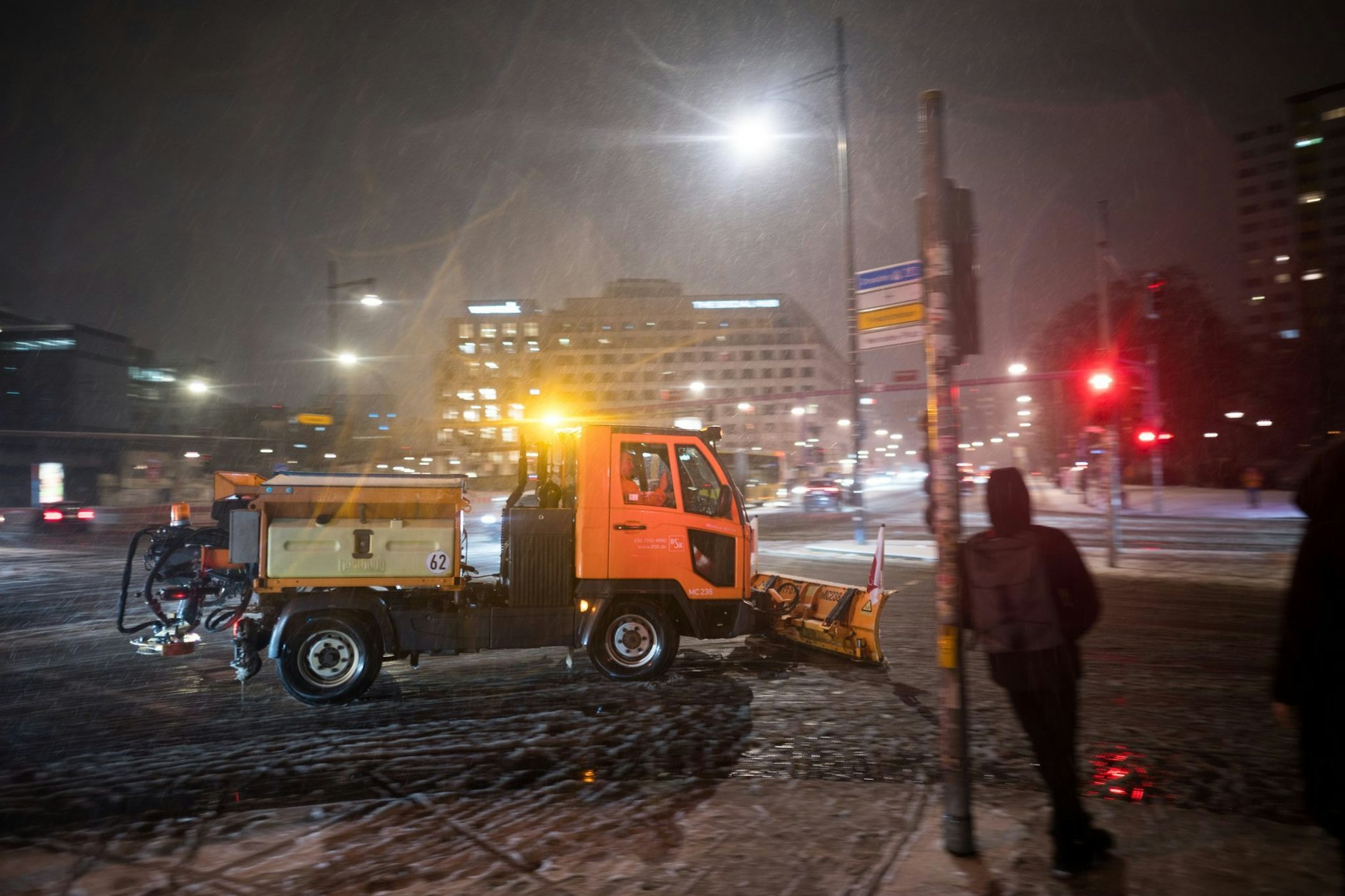 Ein BSR-Einsatzfahrzeug ist zum Winterdienst in der Stadt unterwegs. 