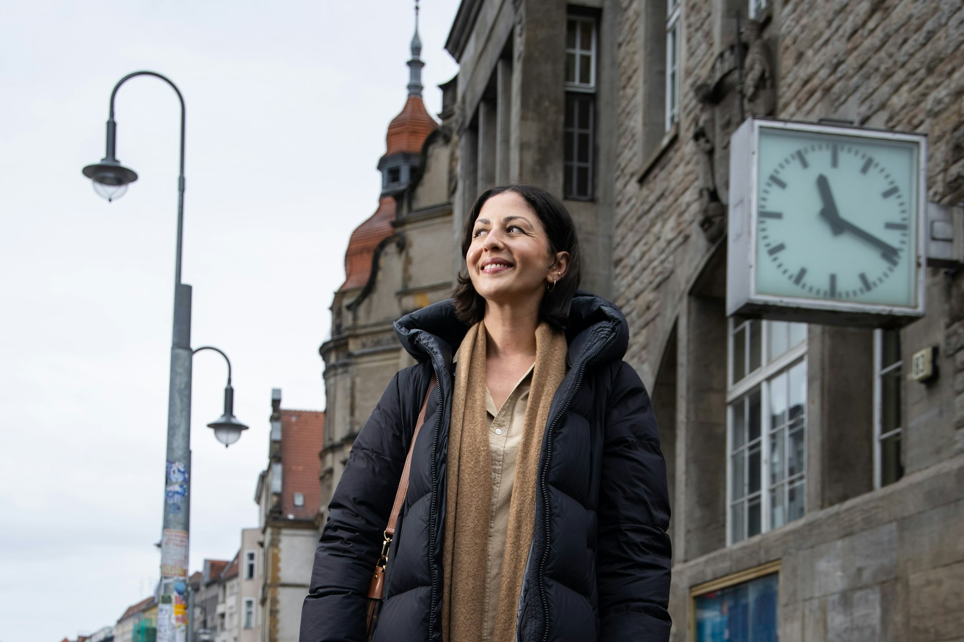 Tülin Sezgin posiert vorm Rathaus Neukölln. Bis vor zwei Jahren war sie selbst Beamtin im gehobenen Dienst.