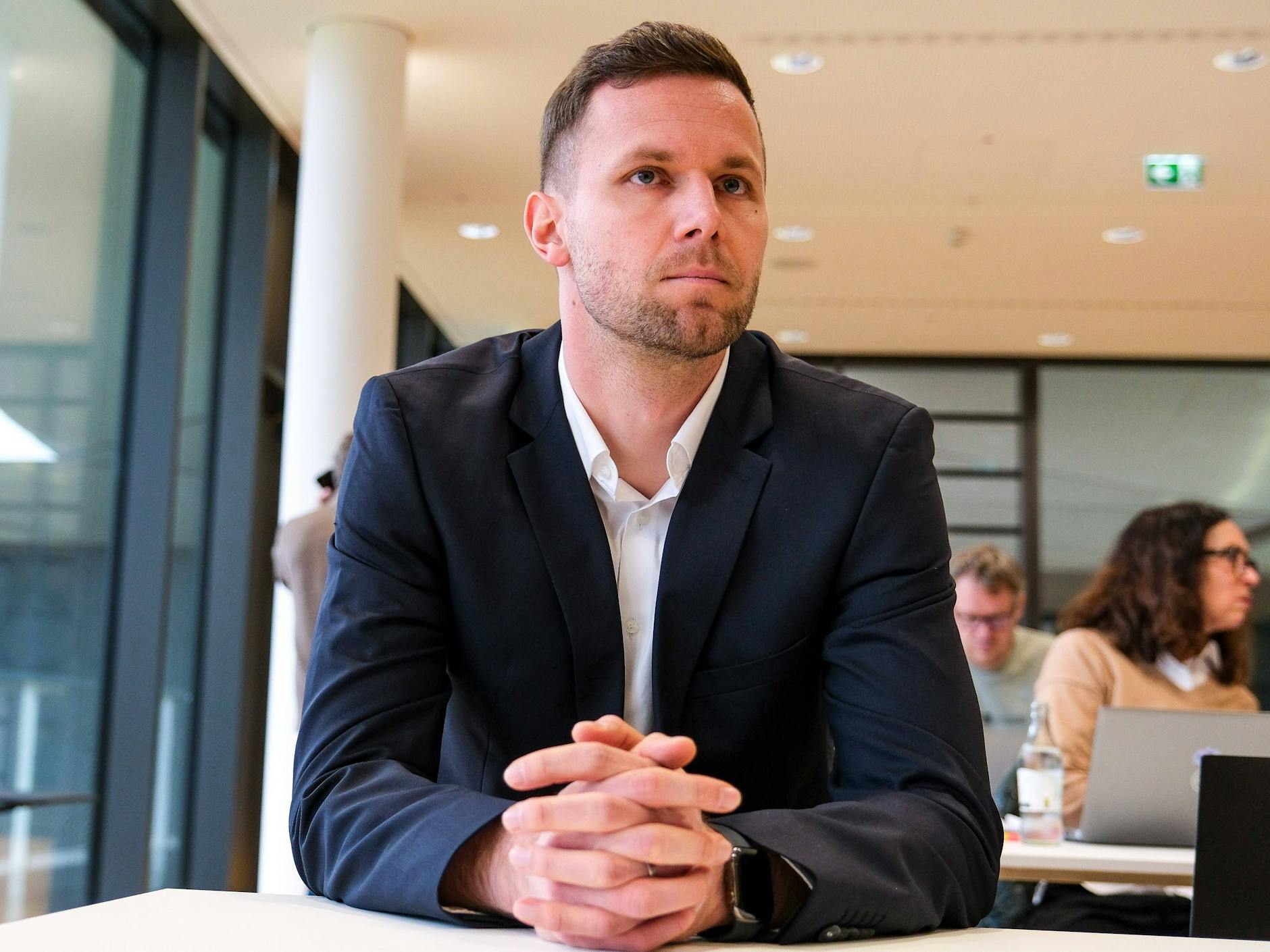 Patrick Drewes, Torwart des VfL Bochum, sitzt im Verhandlungssaal des DFB-Sportgerichts.