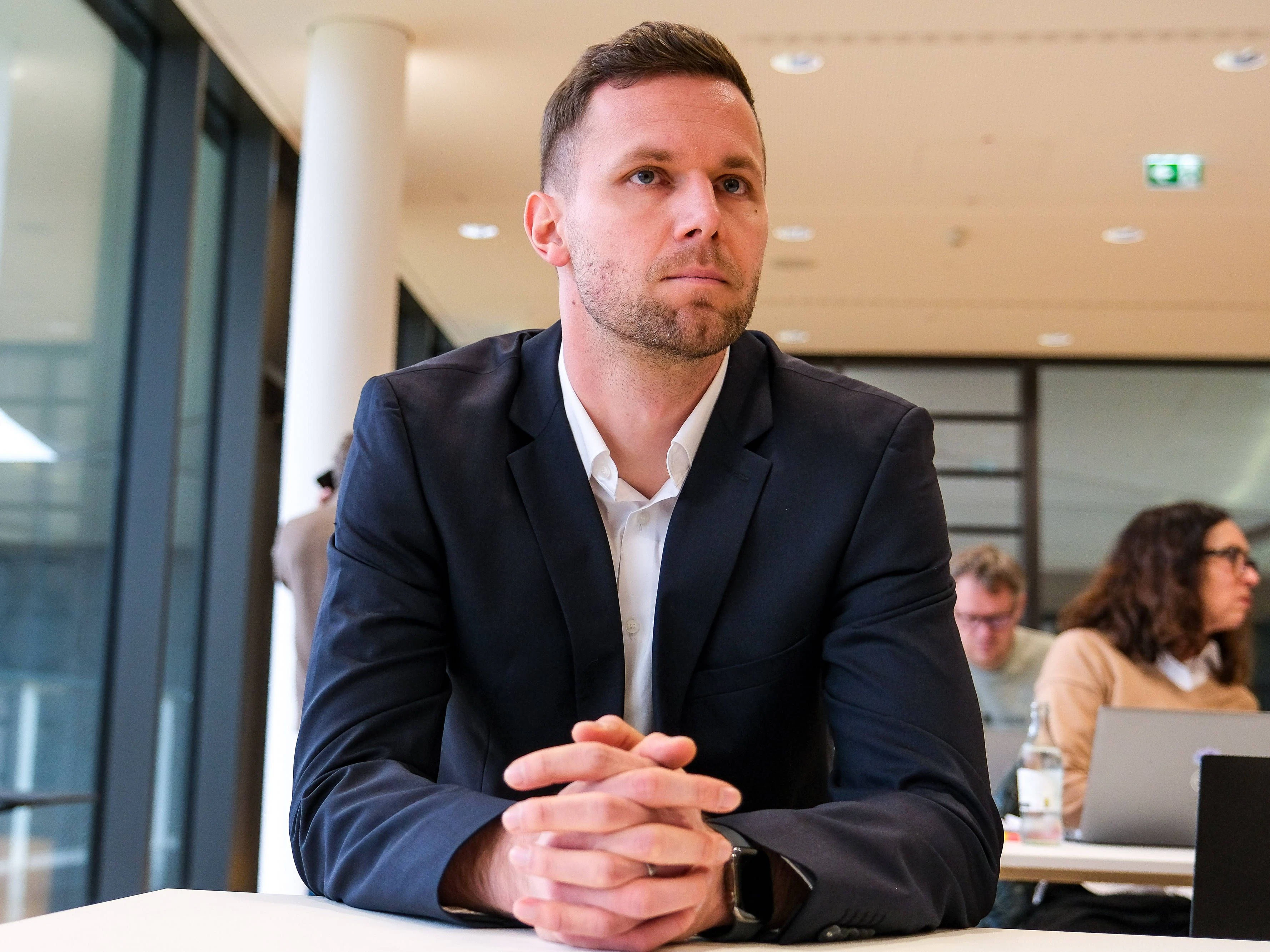 Patrick Drewes, Torwart des VfL Bochum, sitzt im Verhandlungssaal des DFB-Sportgerichts.  