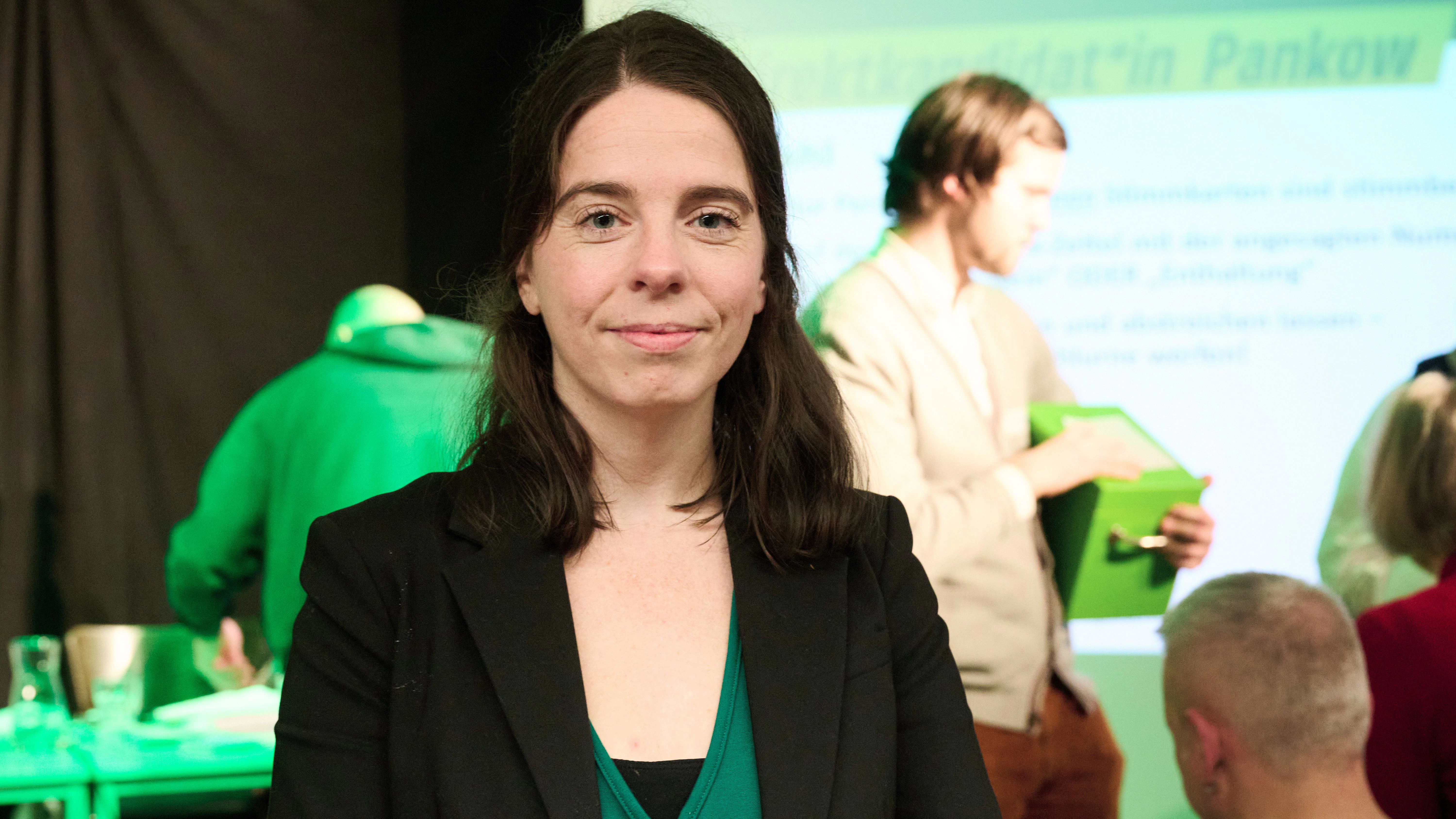 Julia Schneider (Grüne) gewann die erneute Wahl zur Direktkandidatin im Kreisverband Berlin-Pankow gegen den bisherigen Direktkandidaten und Bundestagsabgeordneten Stefan Gelbhaar.