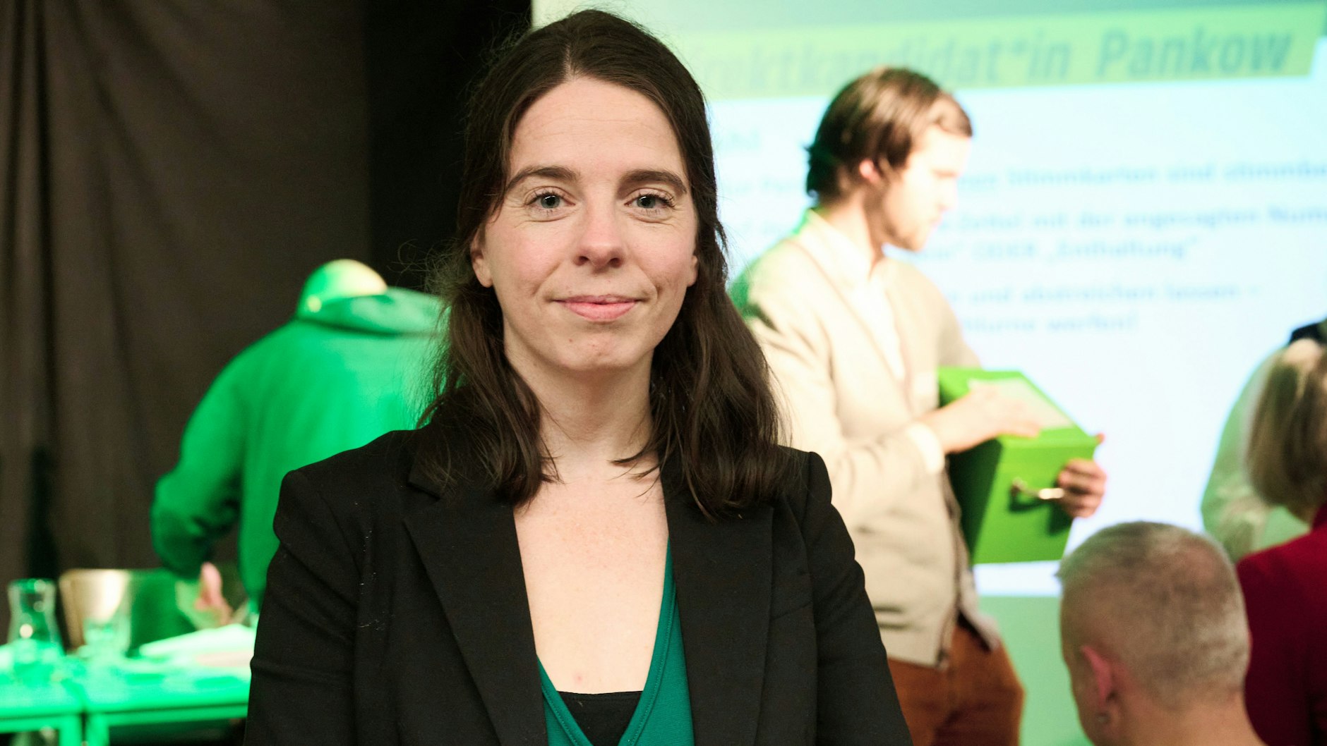 Julia Schneider (Grüne) gewann die erneute Wahl zur Direktkandidatin im Kreisverband Berlin-Pankow gegen den bisherigen Direktkandidaten und Bundestagsabgeordneten Stefan Gelbhaar.
