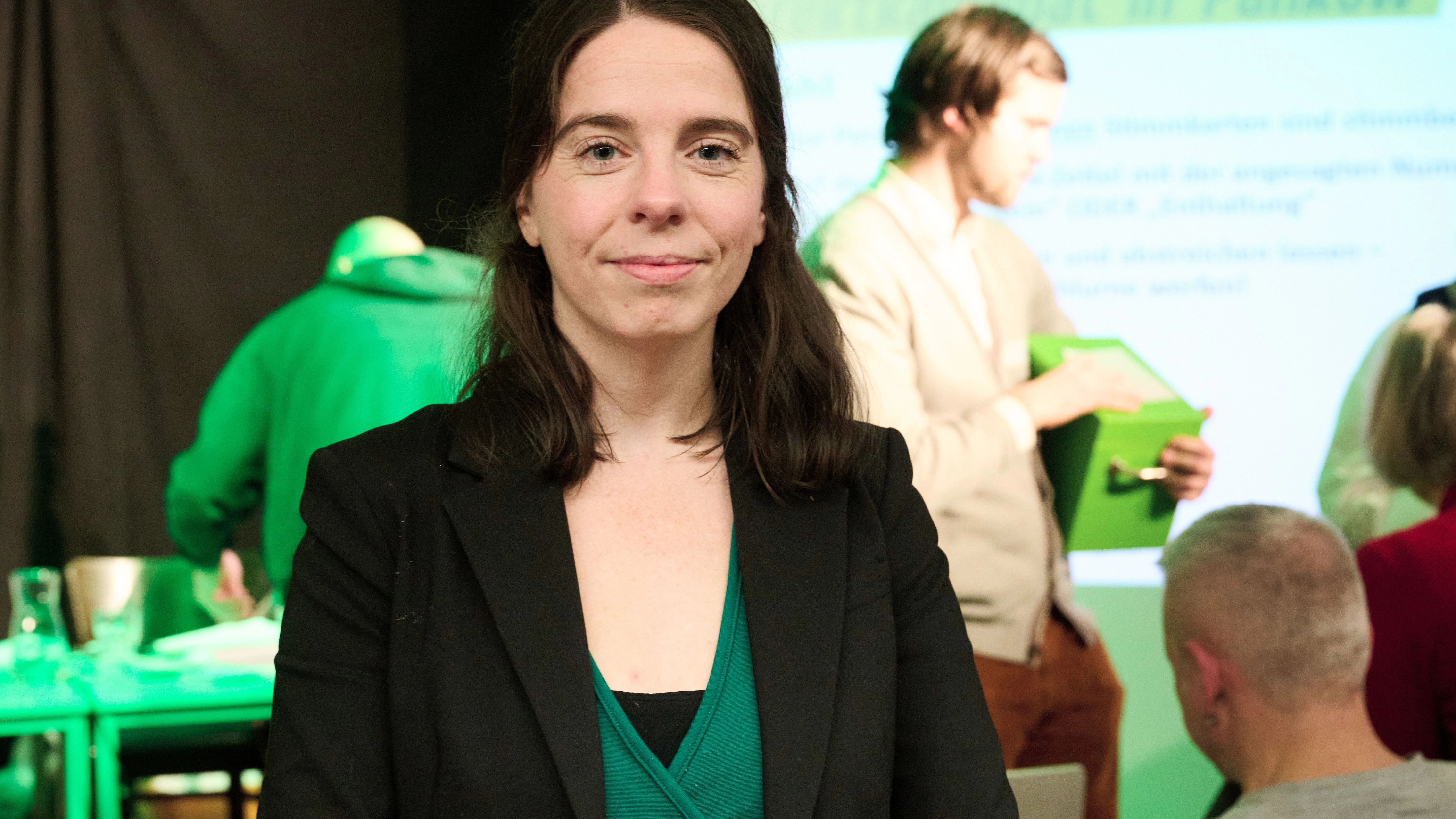 Julia Schneider (Grüne) gewann die erneute Wahl zur Direktkandidatin im Kreisverband Berlin-Pankow gegen den bisherigen Direktkandidaten und Bundestagsabgeordneten Stefan Gelbhaar.