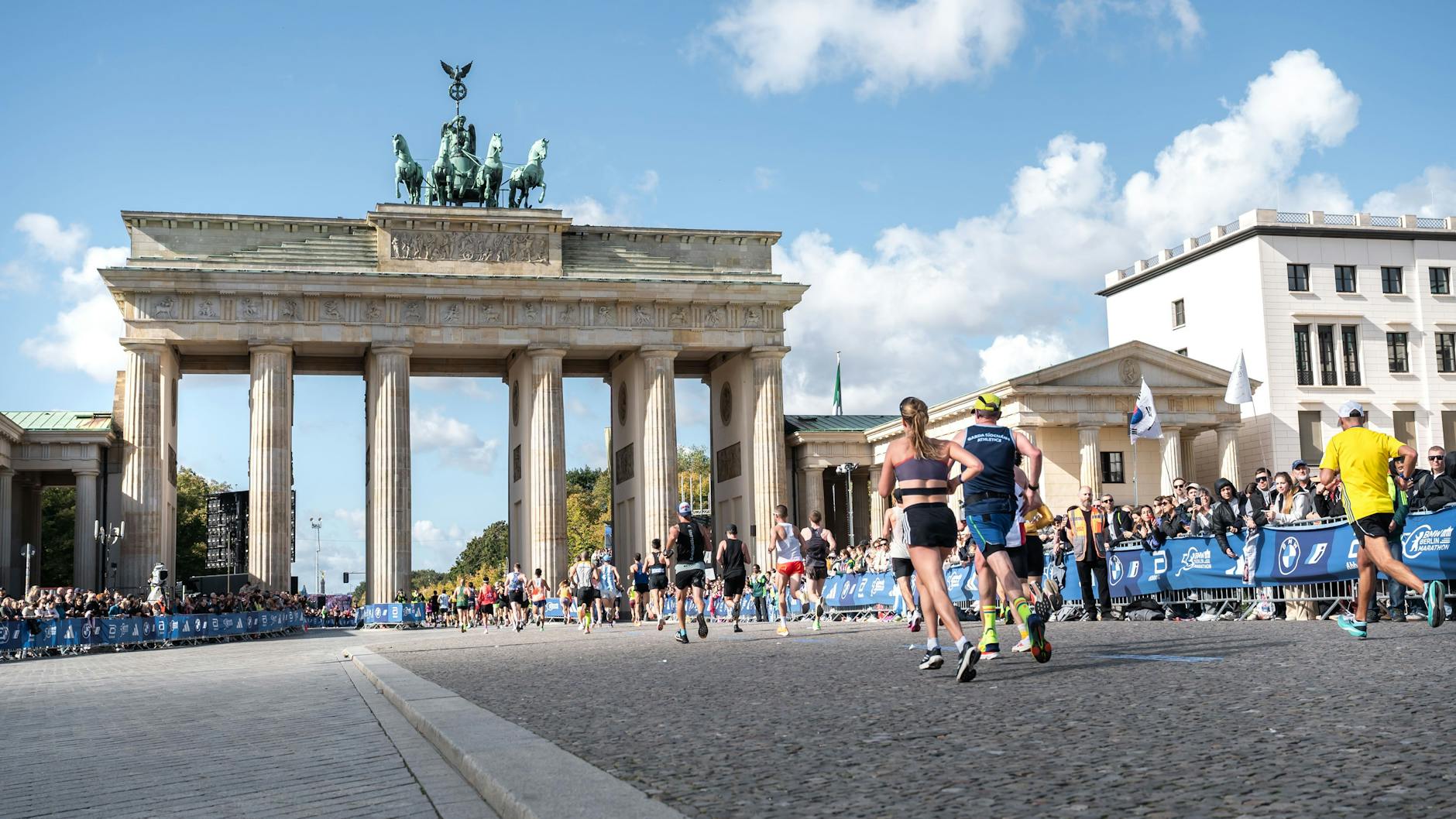 Das Brandenburger Tor ist eine der wichtigsten Sehenswürdigkeiten Berlins, dient unter anderem als Kulisse für den Berlin-Marathon.
