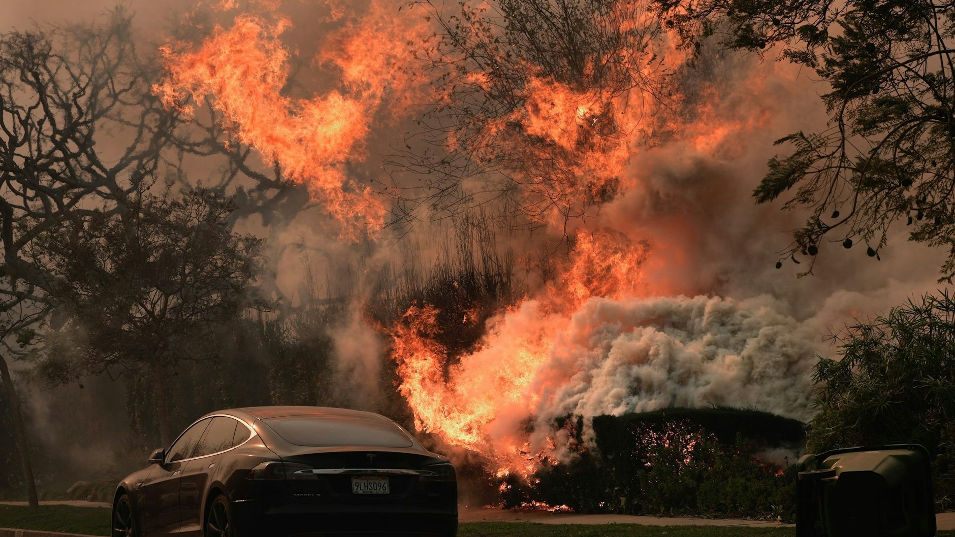 Das Palisades-Feuer wütet inmitten starker Winde im Stadtteil Pacific Palisades von Los Angeles. 