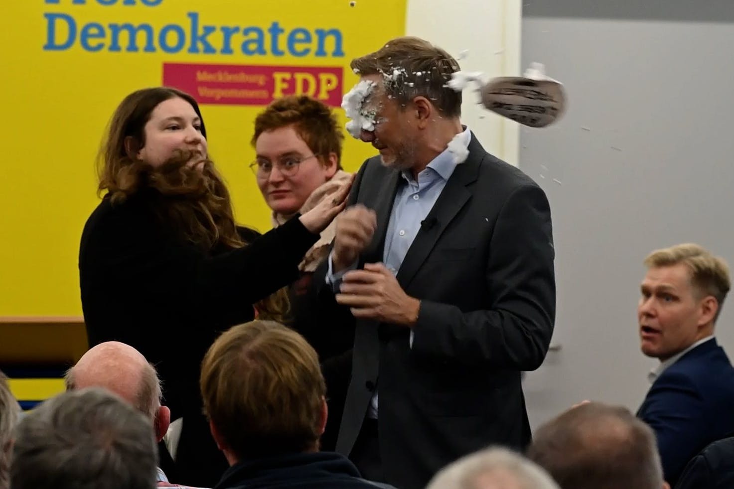 Bei einem Wahlkampfauftritt in Greifswald wurde der FDP-Vorsitzende Christian Lindner von einer jungen Frau mit Schaum beworfen.