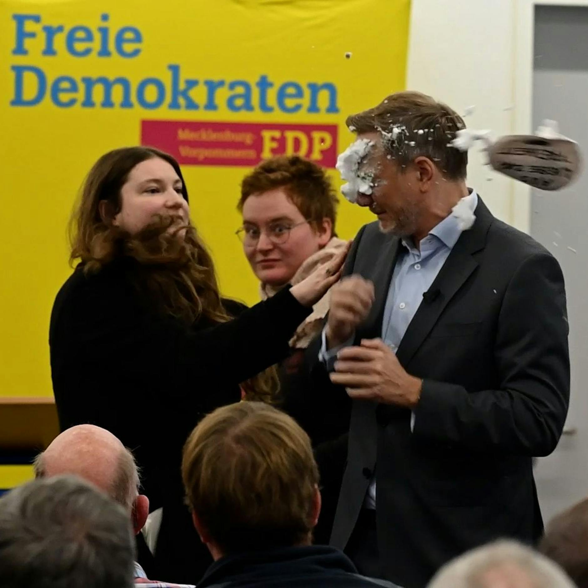 Image - FDP-Chef Lindner von Linke-Politikerin mit Schaumtorte beworfen – Polizei ermittelt