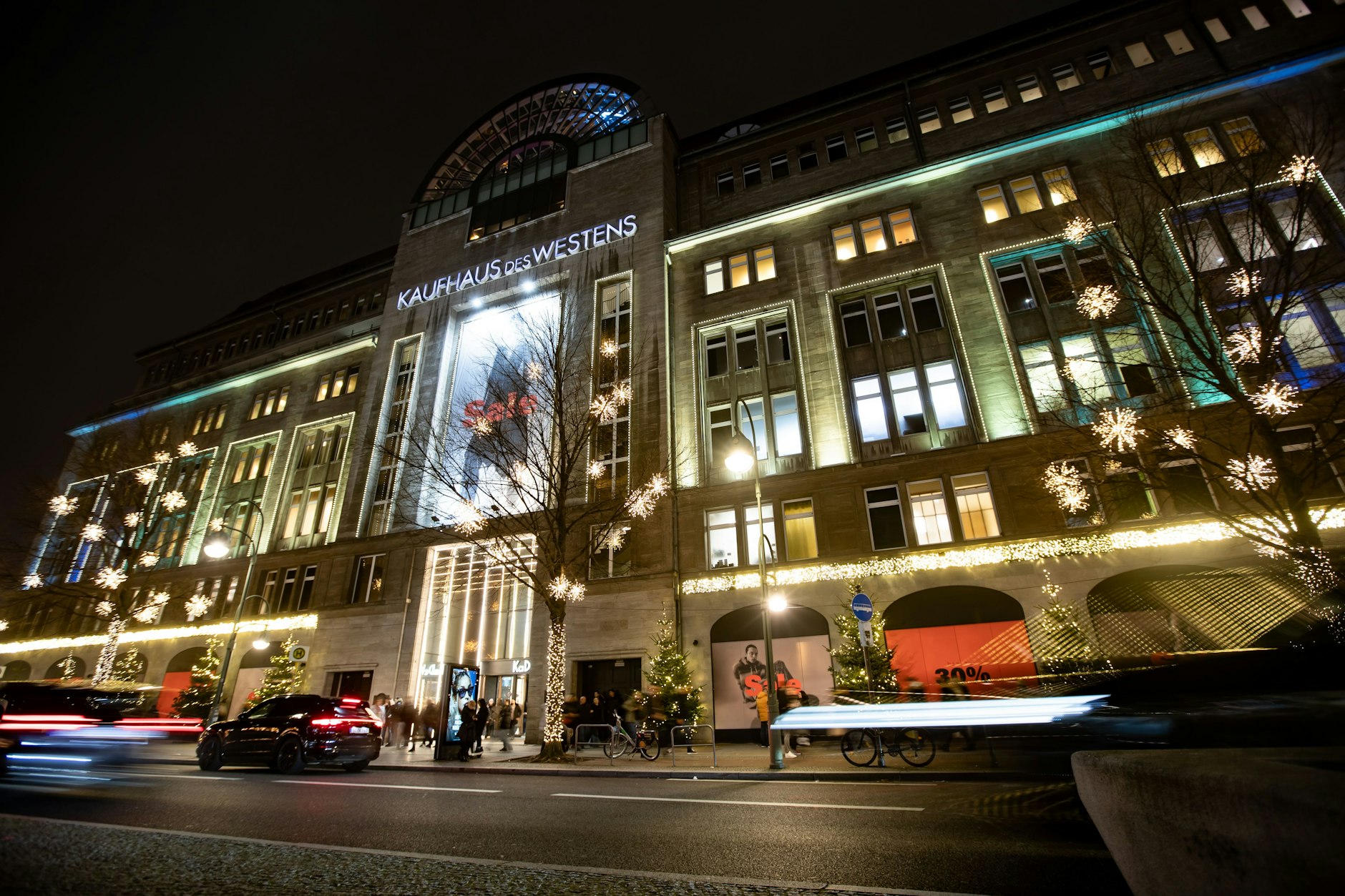 Aufregung vor dem KaDeWe in der Tauentzienstrasse in Berlin.