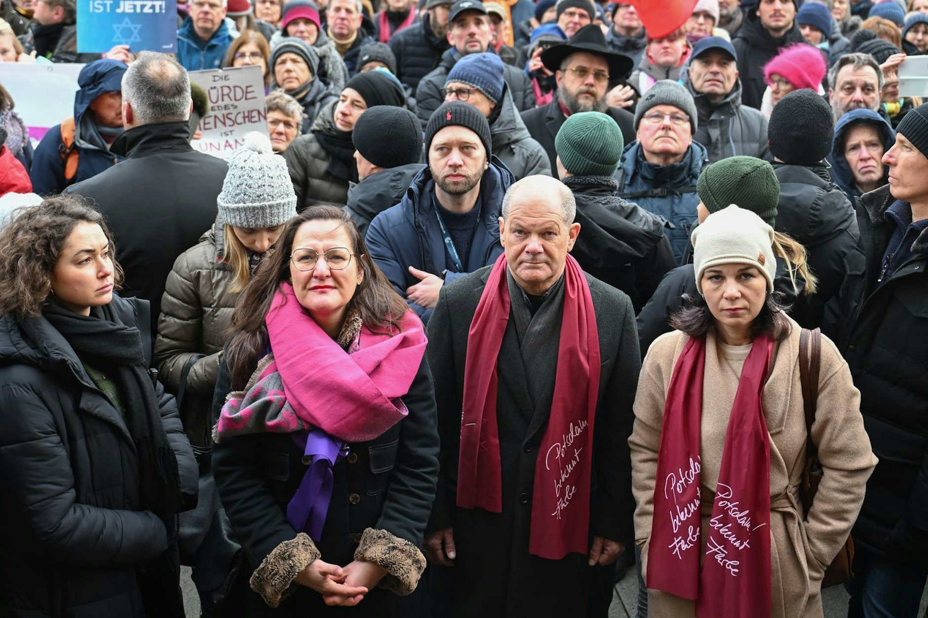 Kanzler Olaf Scholz und Außenministerin Annalena Baerbock bei der Demo „Potsdam wehrt sich“ im vergangenen Jahr.