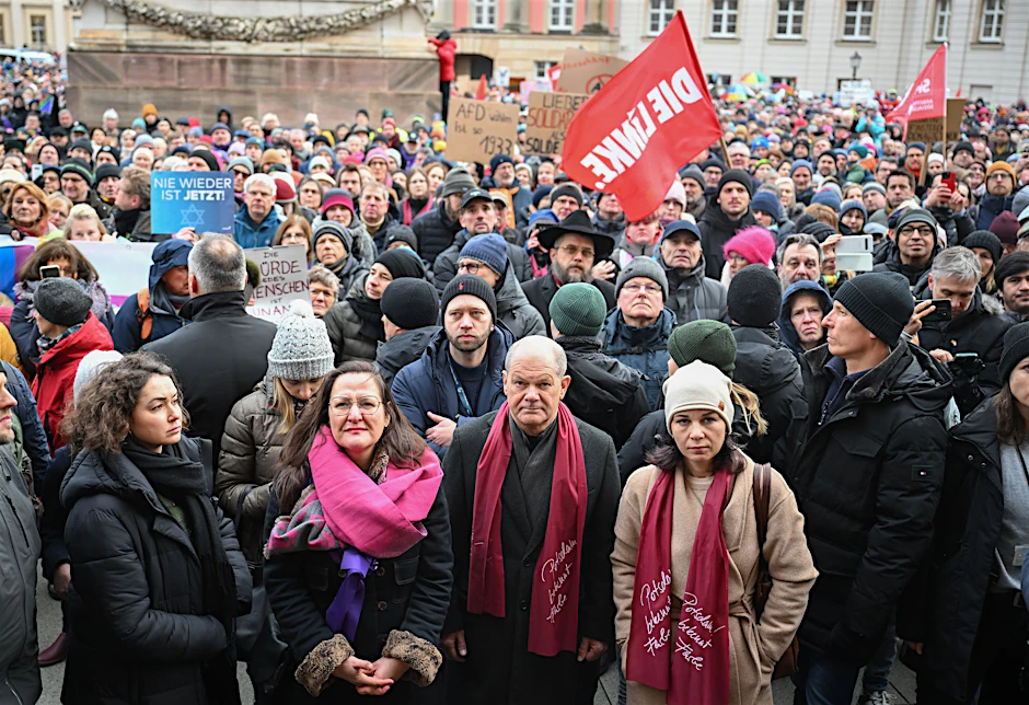 Kanzler Olaf Scholz und Außenministerin Annalena Baerbock bei der Demo „Potsdam wehrt sich“ im vergangenen Jahr.