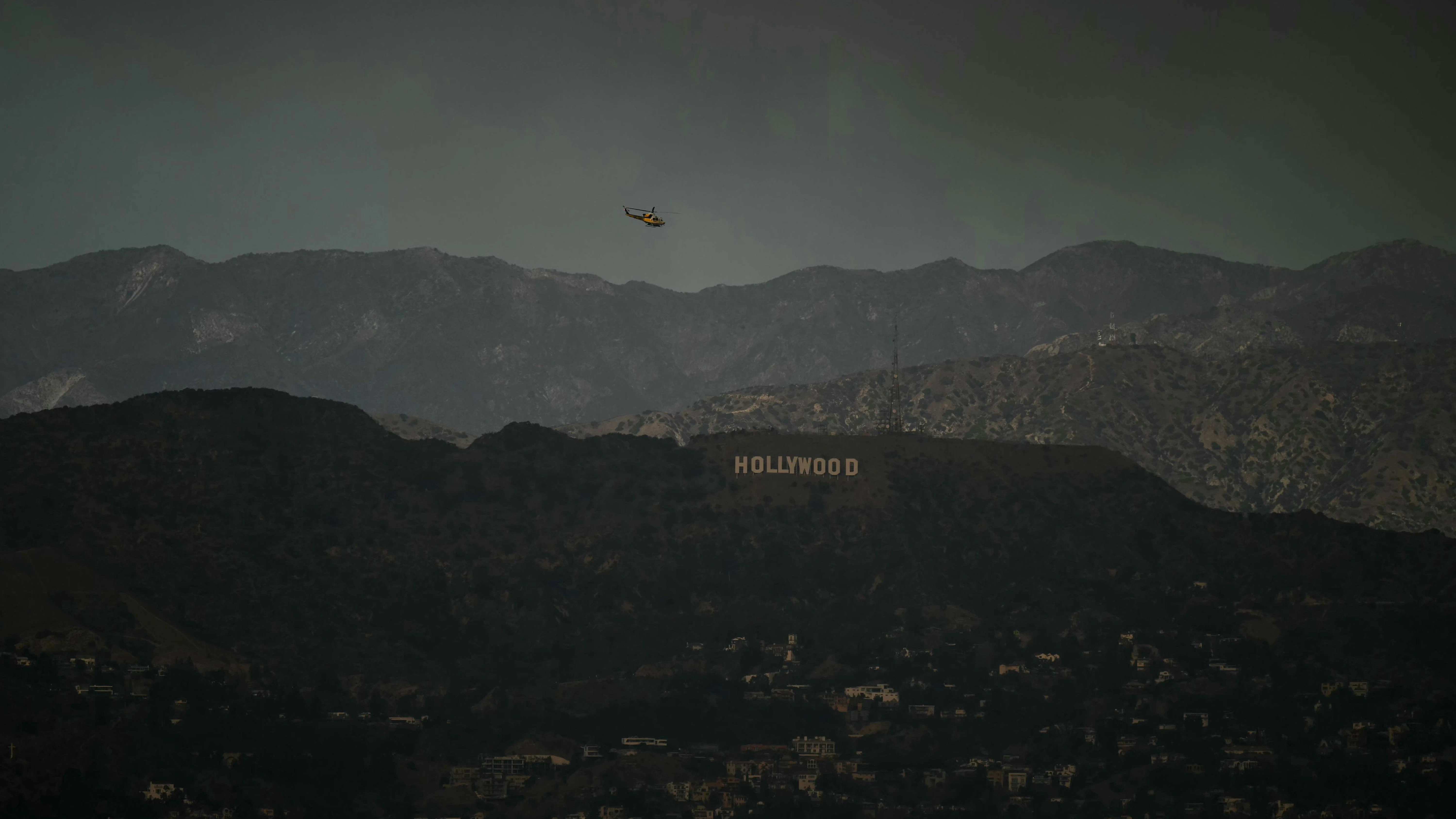 Das Hollywood-Zeichen verschwindet fast im Rauch.