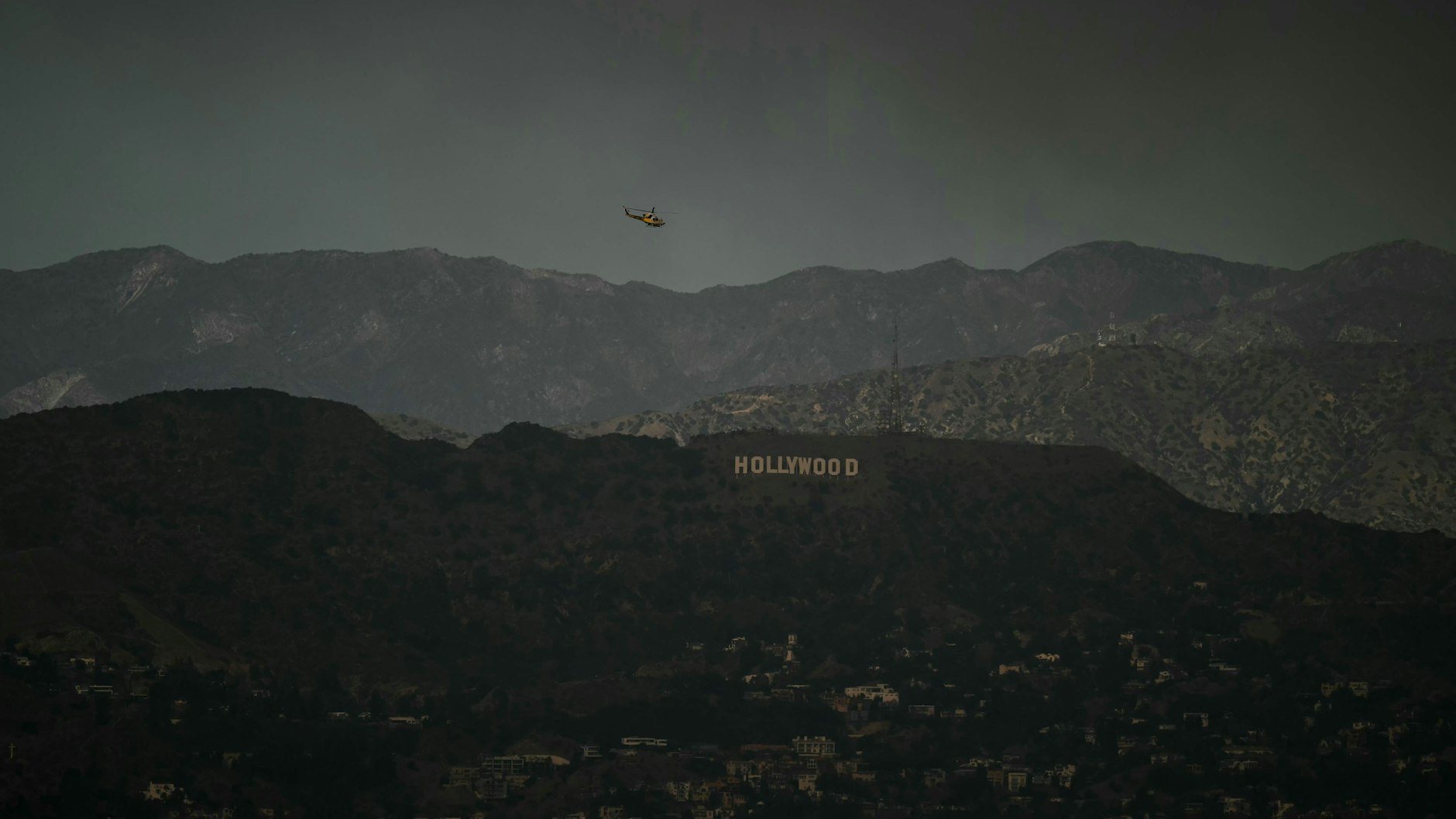 Das Hollywood-Zeichen verschwindet fast im Rauch.