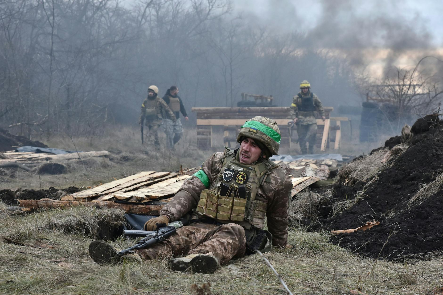 Kriegsmüdigkeit auf beiden Seiten: ukrainischer Soldat während einer Trainingspause