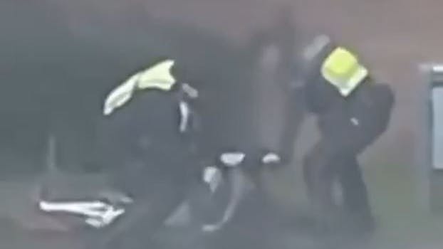 Auch als der Mann am Boden liegt, lassen die Polizisten nicht von ihm ab.