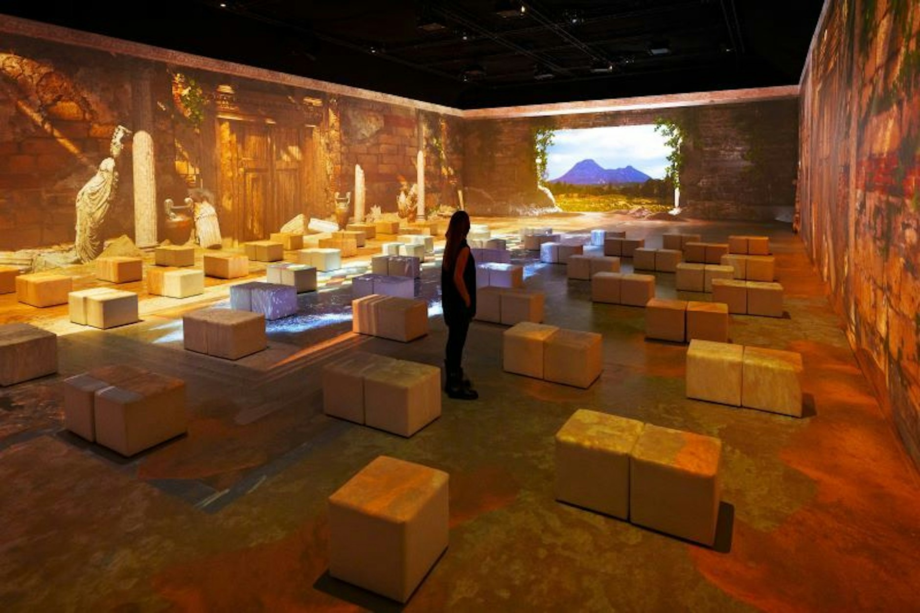 In der <strong>immersiven Show</strong> tauchen Sie ein das Stadtgeschehen und erleben den Alltag der Pompejianer nur wenige Augenblicke vor dem Ausbruch des Vesuvs.