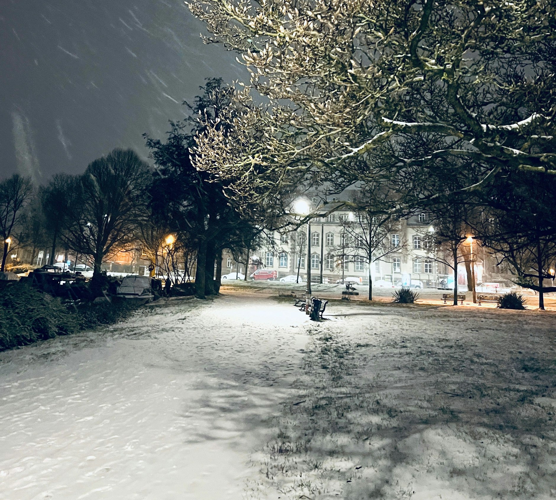 In Köpenick ist das Meckidorf schon ziemlich eingeschneit.