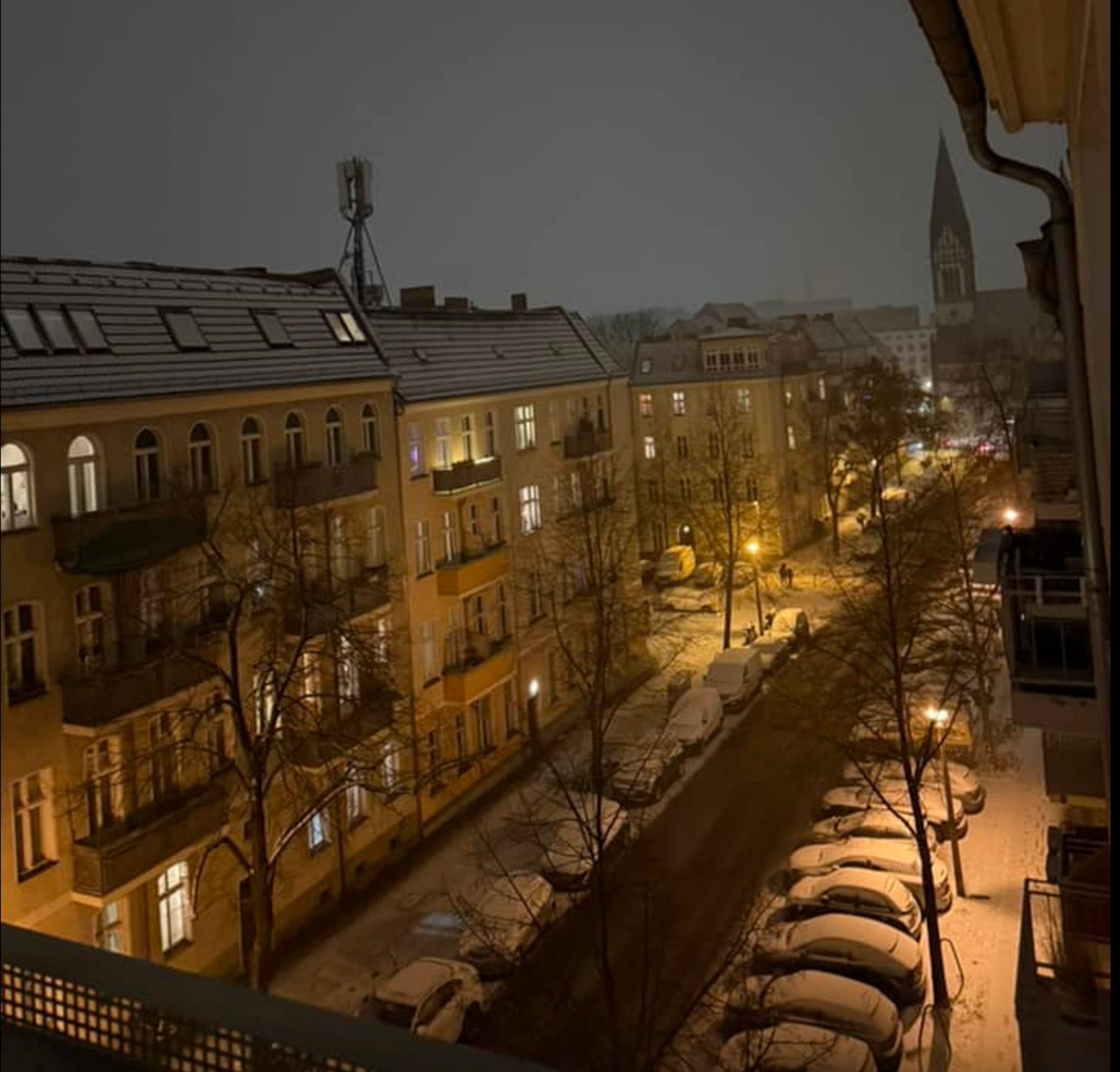 Verschneite Straßen und zauberhafte Winterstimmung.